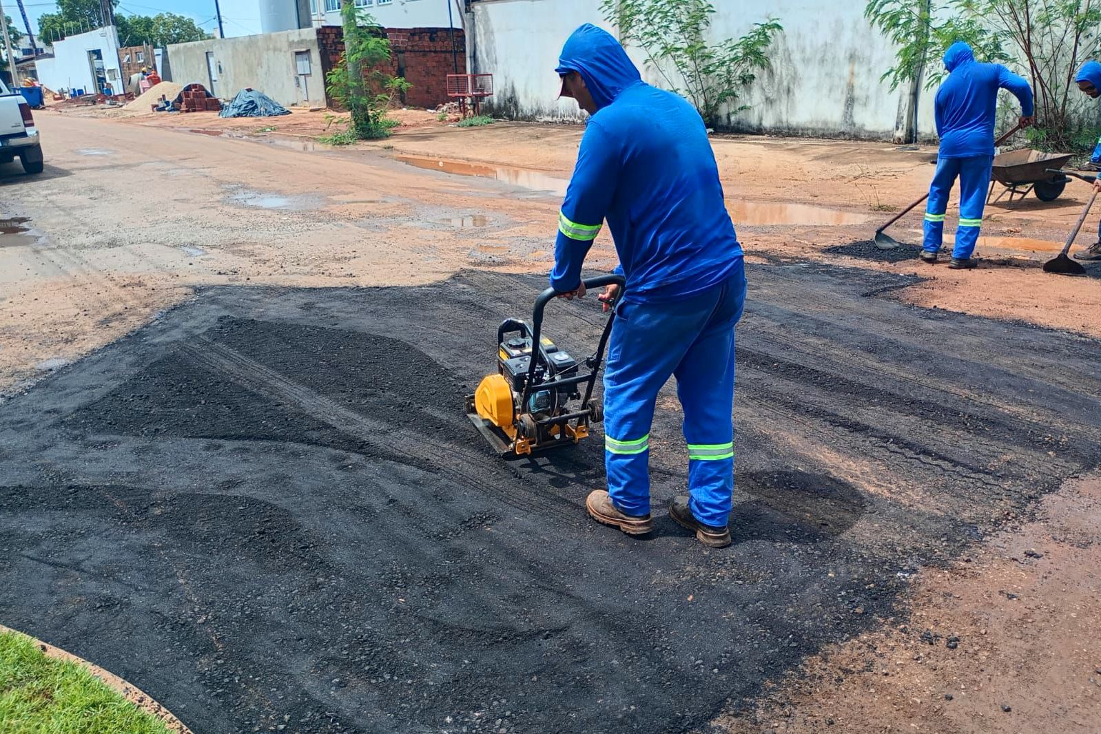 Serviço de tapa buraco avança mesmo em período chuvoso; Equipe na 602 Sul