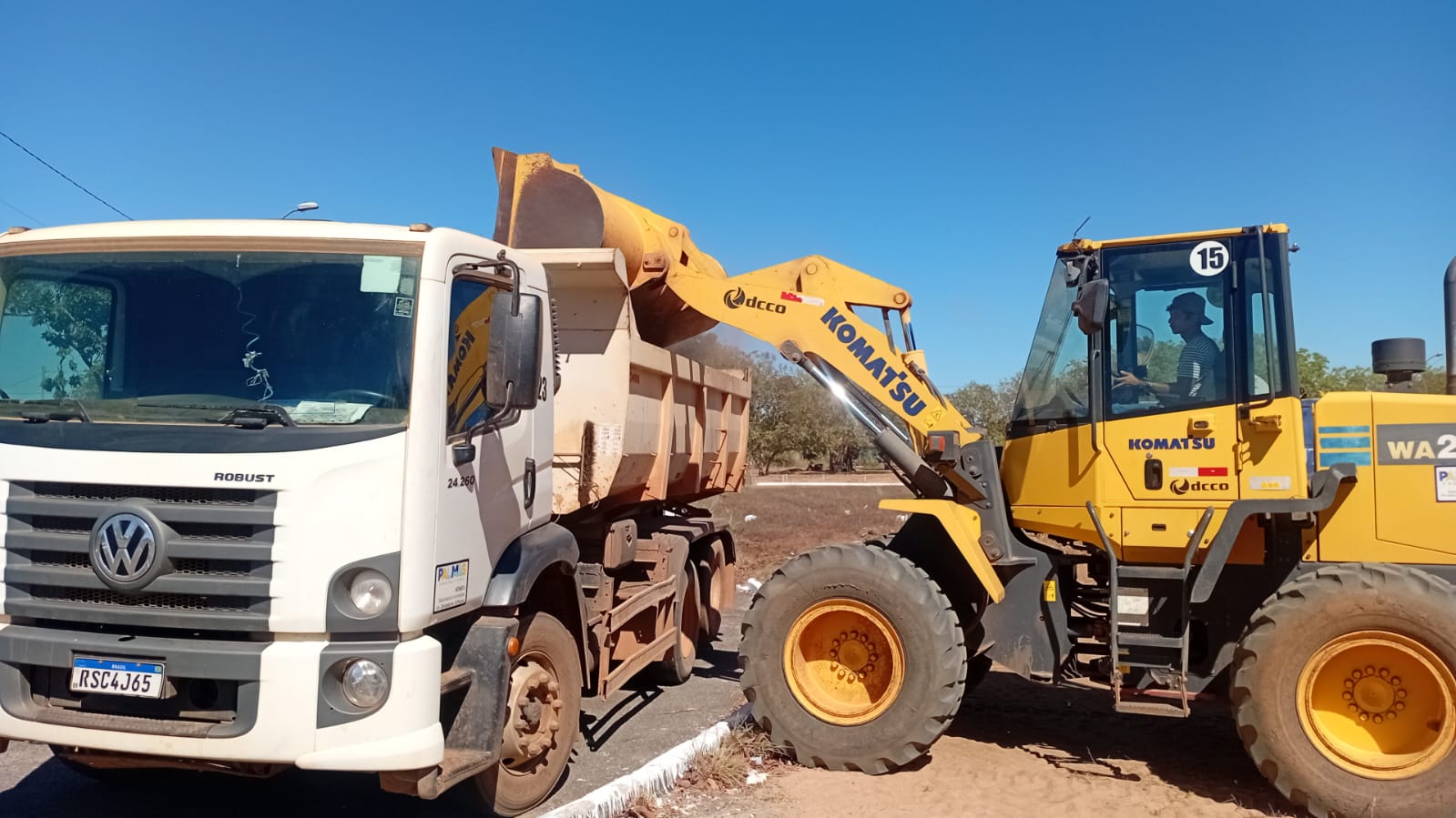 Retirada de entulhos na Praia do Buriti