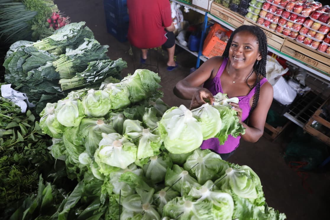  A produtora rural Janaína celebra a satisfação de poder alimentar crianças da rede pública por meio do fornecimento para a merenda escolar