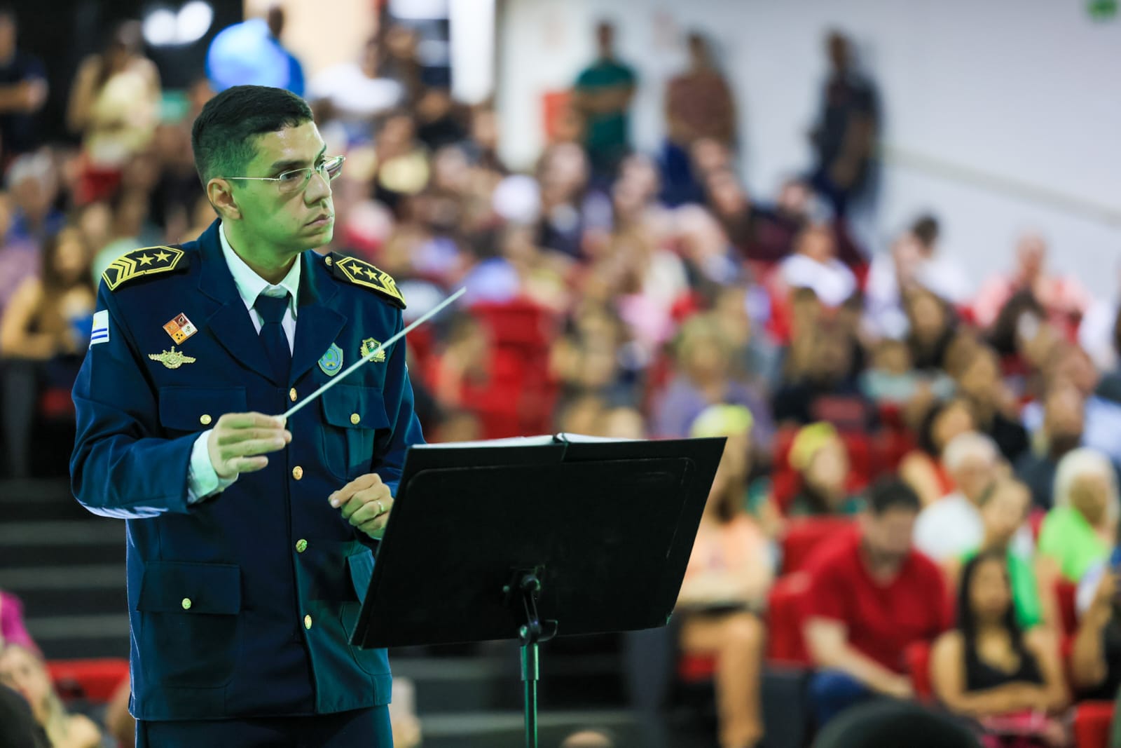 Maestro Renison Oliveira conduzindo os jovens durante as apresentações do 4º Concerto de MPB