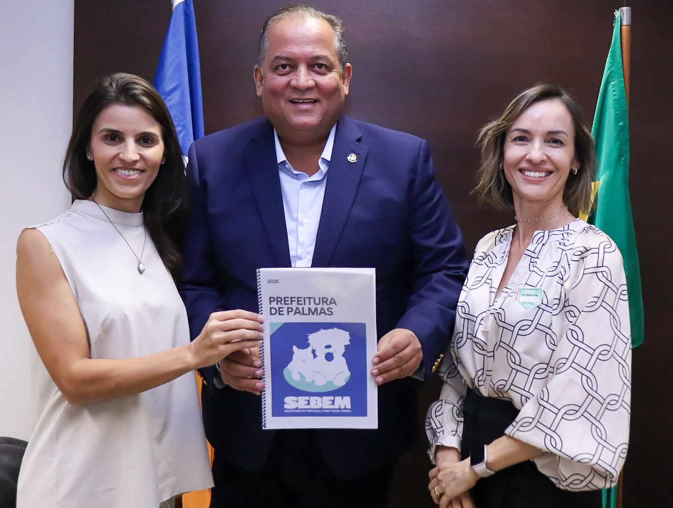 Gabriela Siqueira Campos, senador Eduardo Gomes e Meire Carreira durante reunião sobre investimentos na causa animal, em Palmas