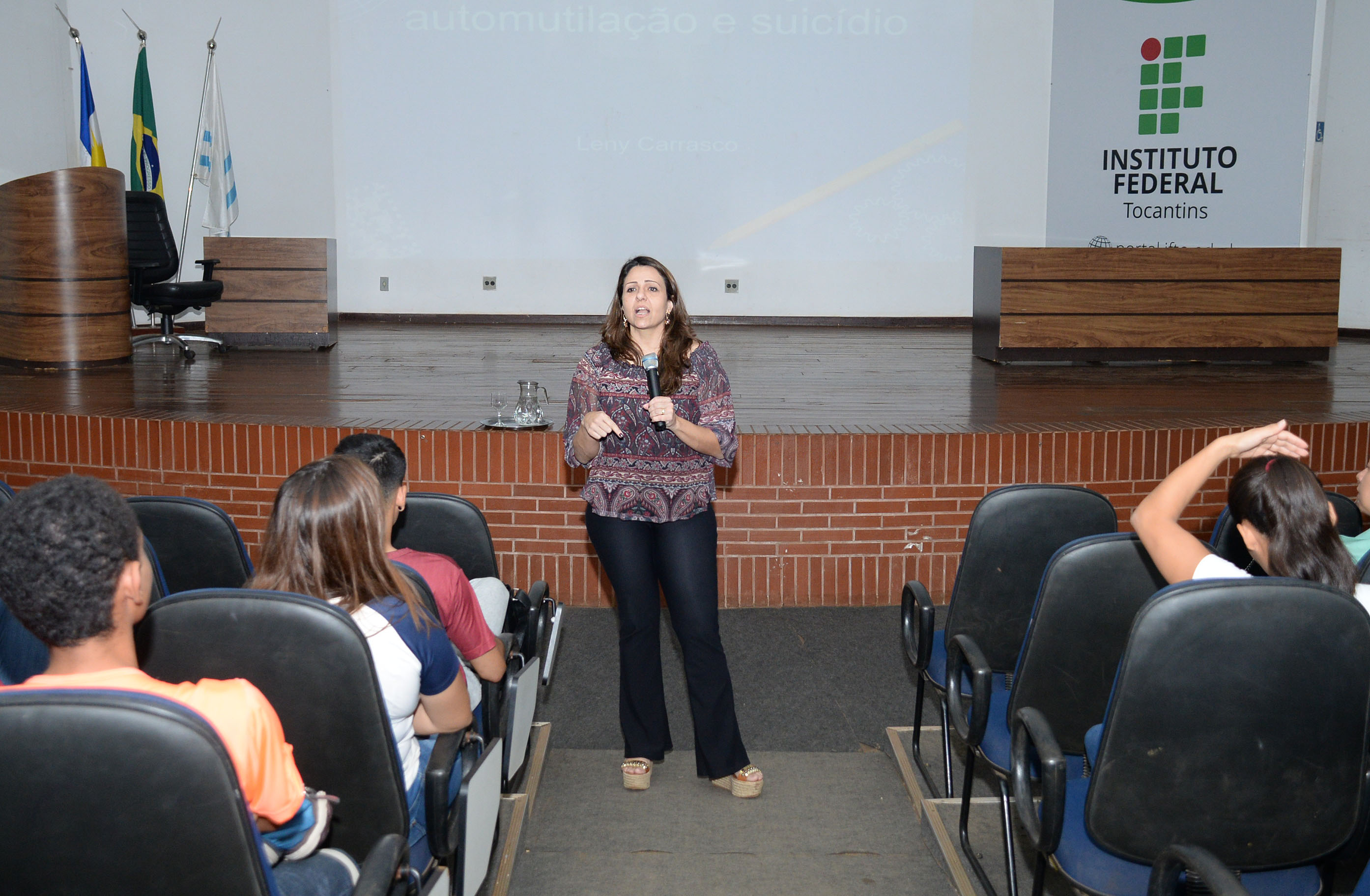 Junto à comunidade acadêmica, psicóloga busca desconstruir mitos sobre o comportamento suicida