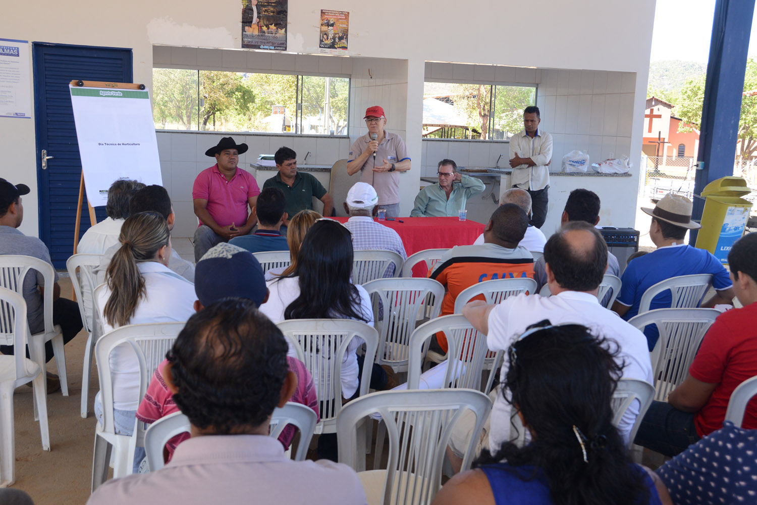 Horticultores participam de dia  de campo na região do Taquaruçu Grande
