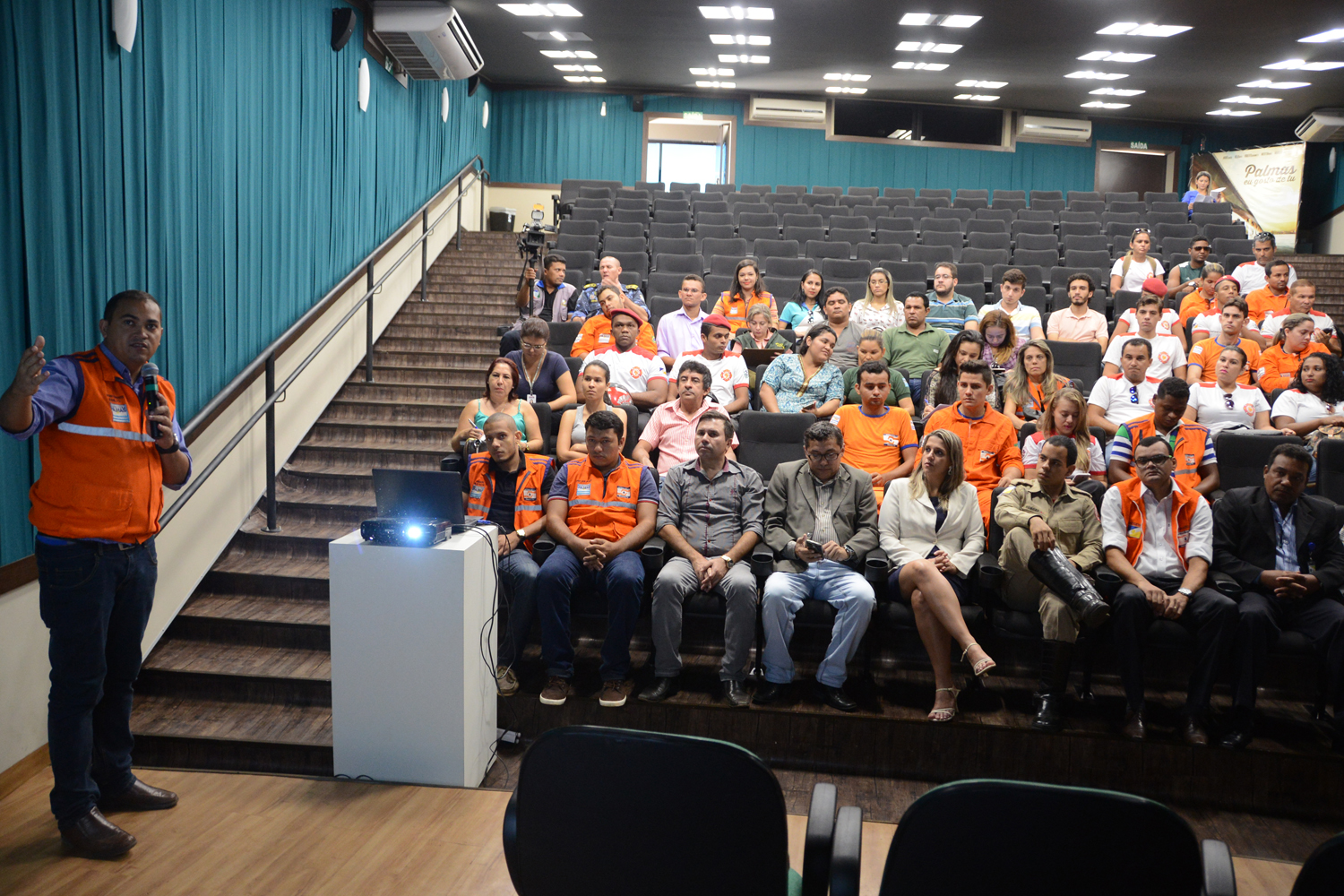 Prefeitura desenvolve ação para conter queimadas em Palmas