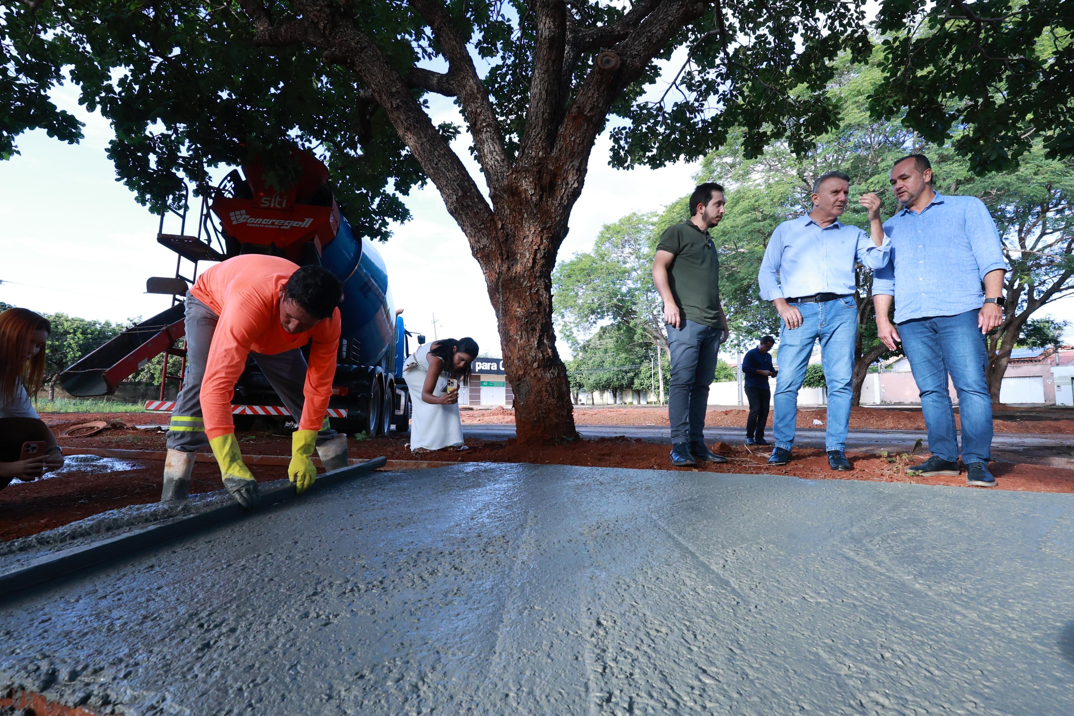 Prefeito Eduardo Siqueira acompanha obra da praça da Arne 53