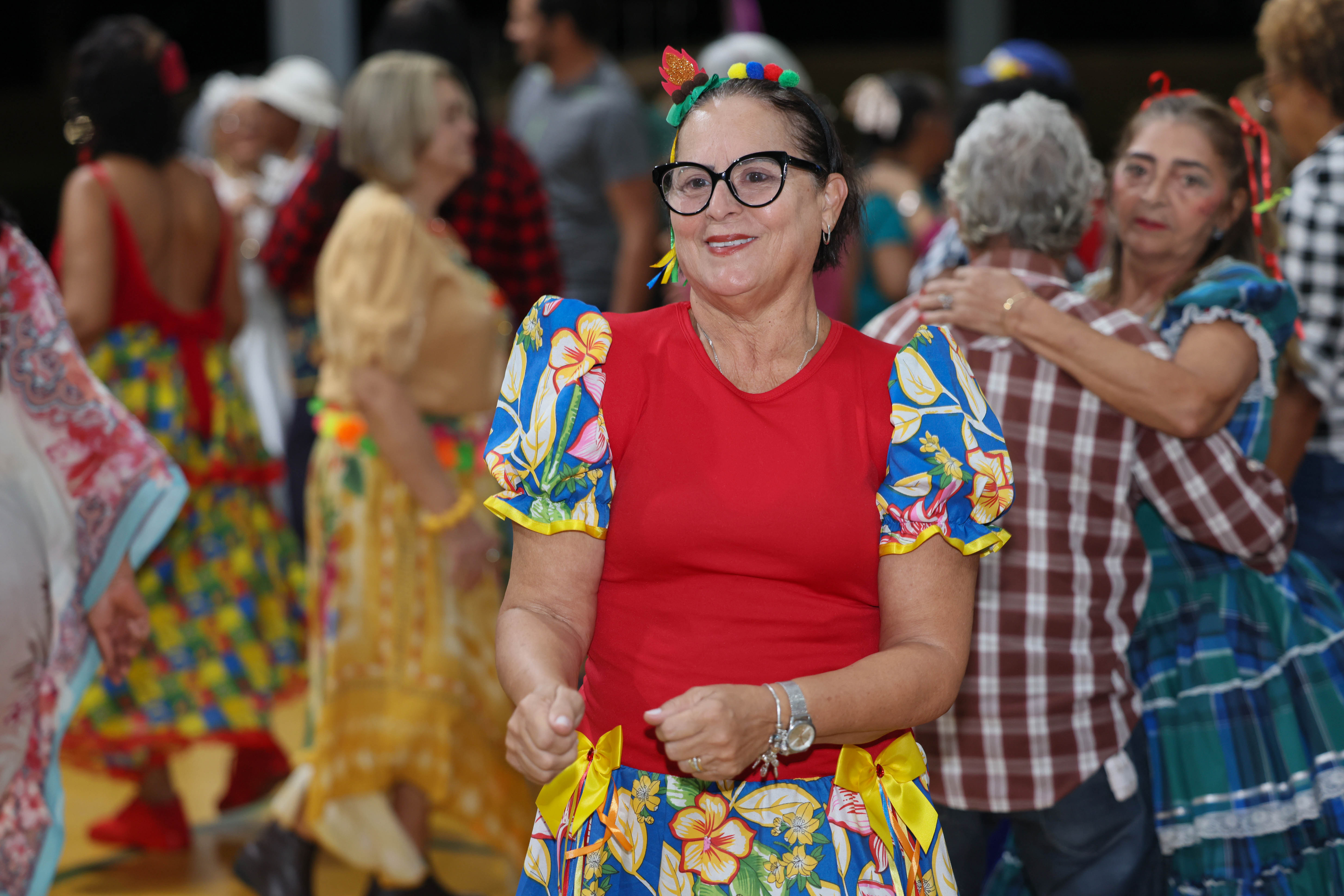 As roupas típicas e os adereços para o cabelo trouxeram ainda mais alegria e cor para a festa - Crédito: Júnior Suzuki