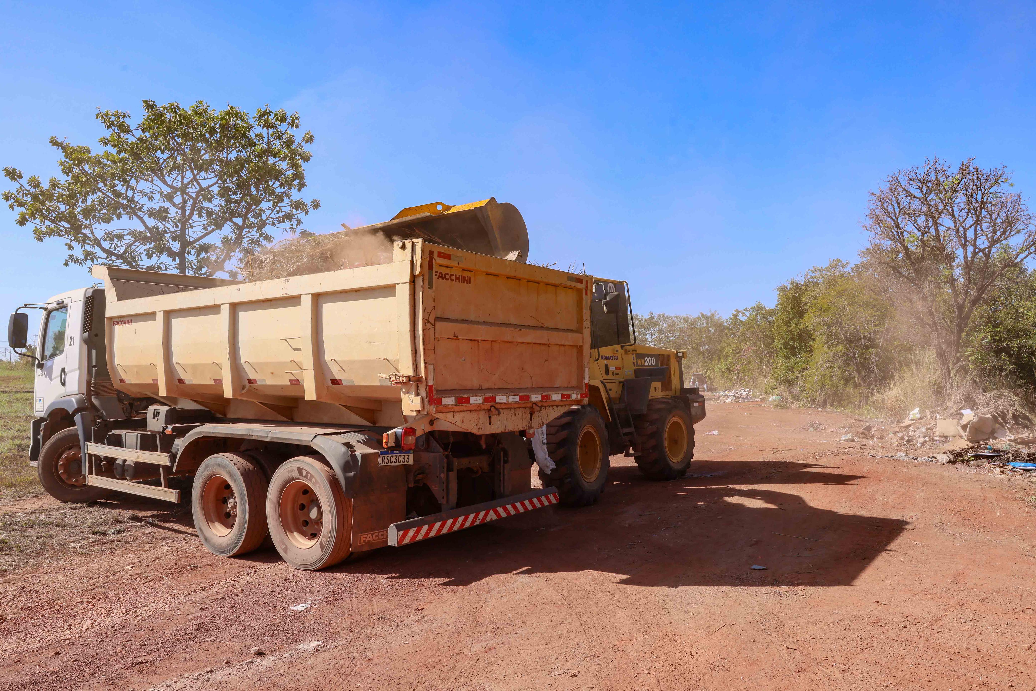 Pela manhã foram realizadas três viagens de caminhão carregado de entulho até o aterro sanitário