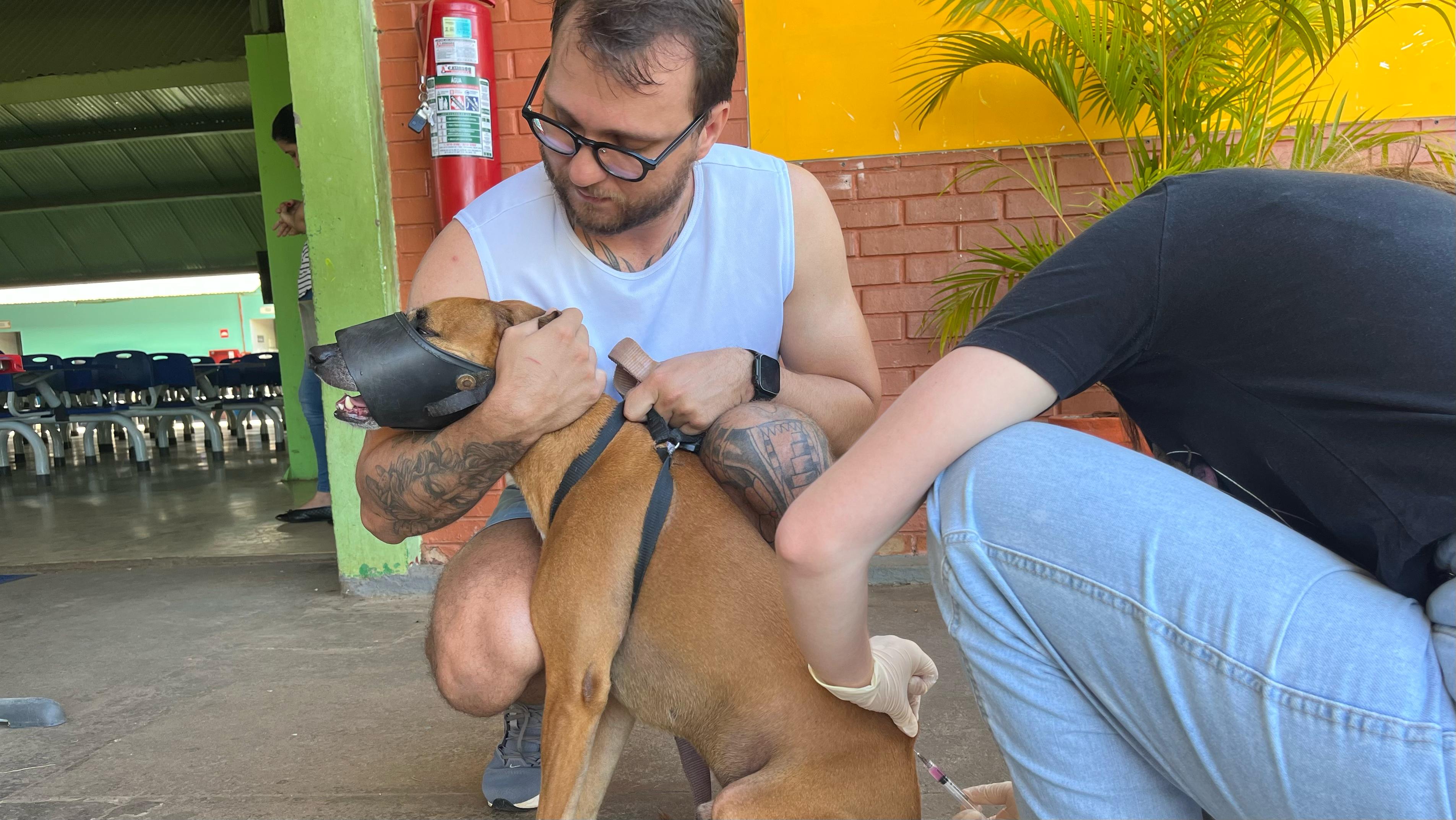 Leonardo Tostes levou dois pets para vacinar na ETI Olga Benário