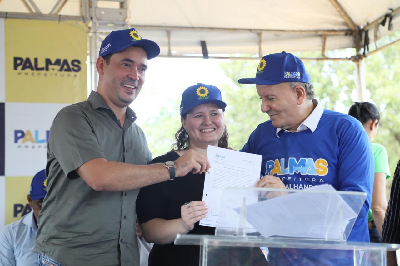 Deputado Vicentinho Júnior, secretária municipal de Saúde Dhieine Caminski e prefeito Eduardo Siqueira Campos durante assinatura da ordem de serviço de reforma da USF Santa Bárbara – Foto: Edu Fortes