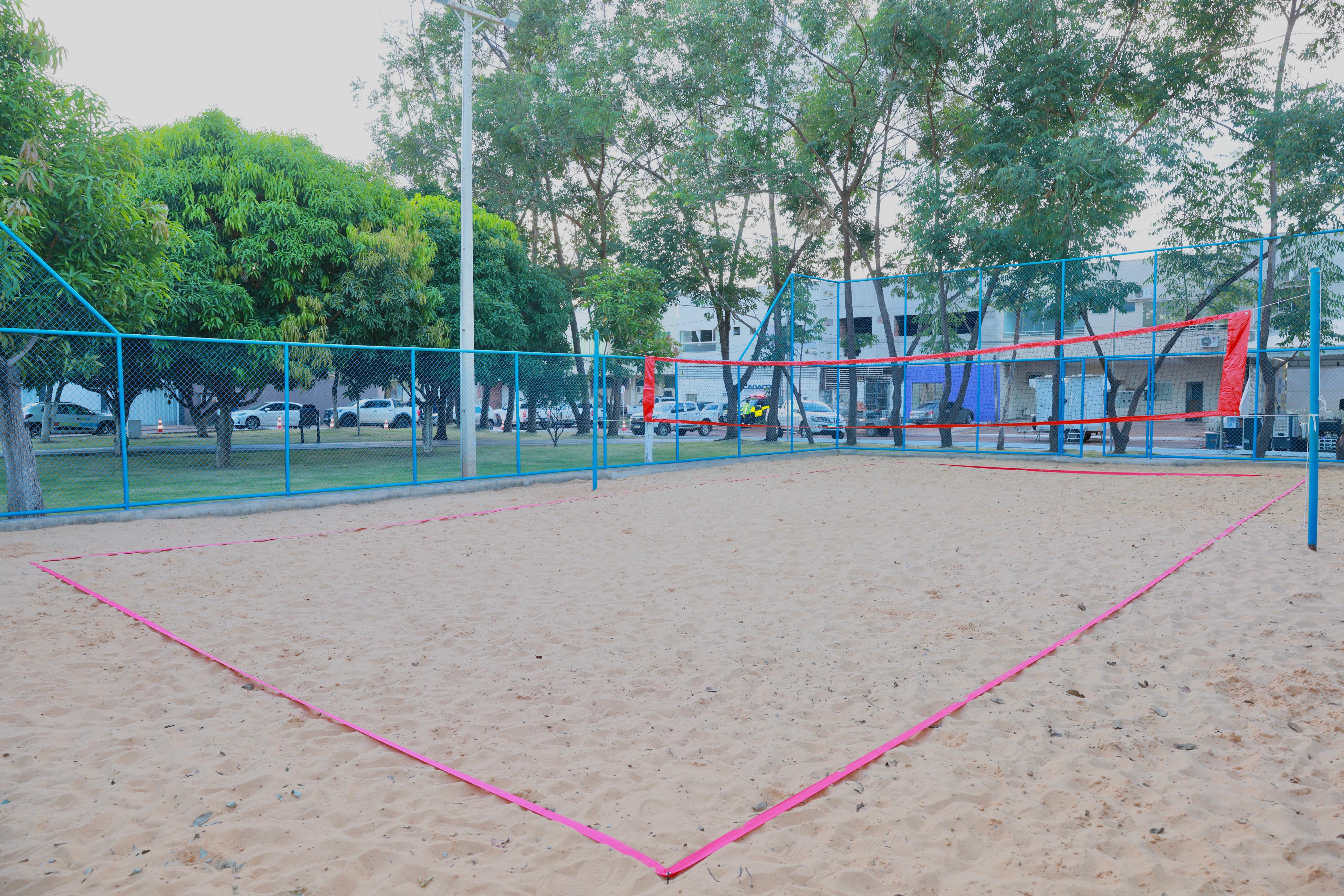 Praça conta com quadra de areia  – Foto: Francisco Barros