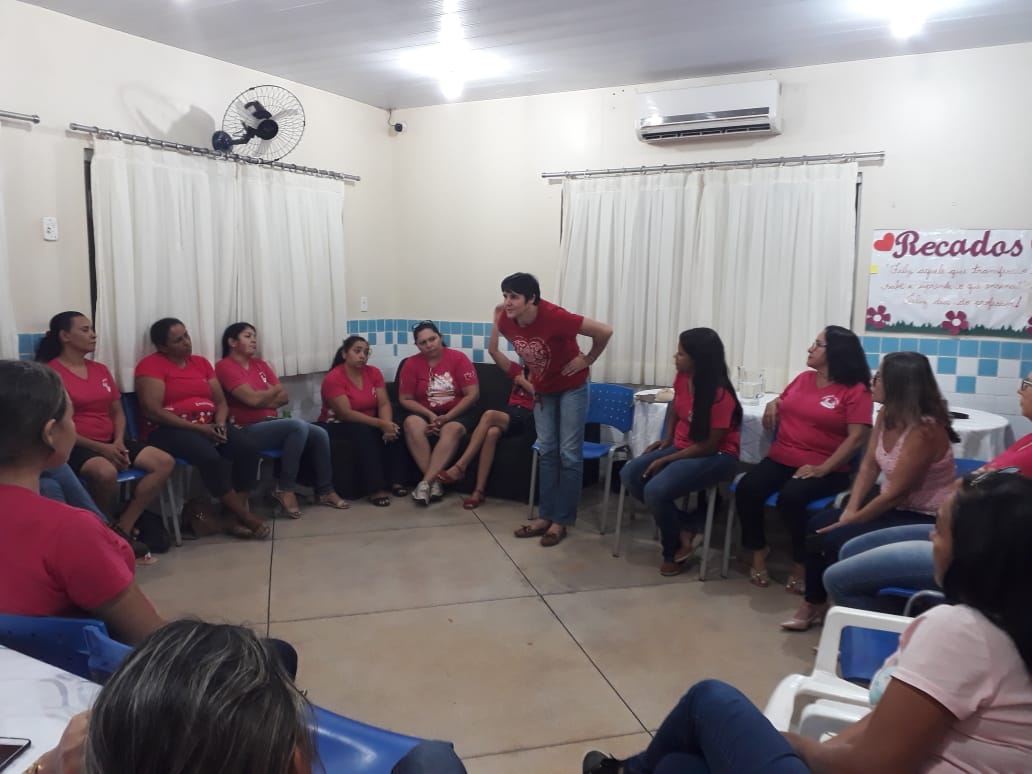 Servidoras do Cmei Sementes do Amanhã recebem informações sobre prevenção ao câncer de mama e de colo de útero
