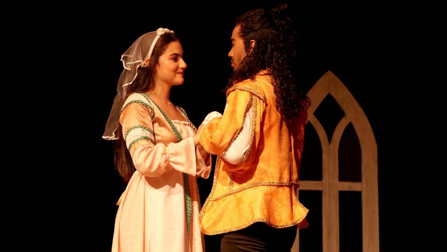 Estreia de Romeu e Julieta encanta professores e alunos de Palmas