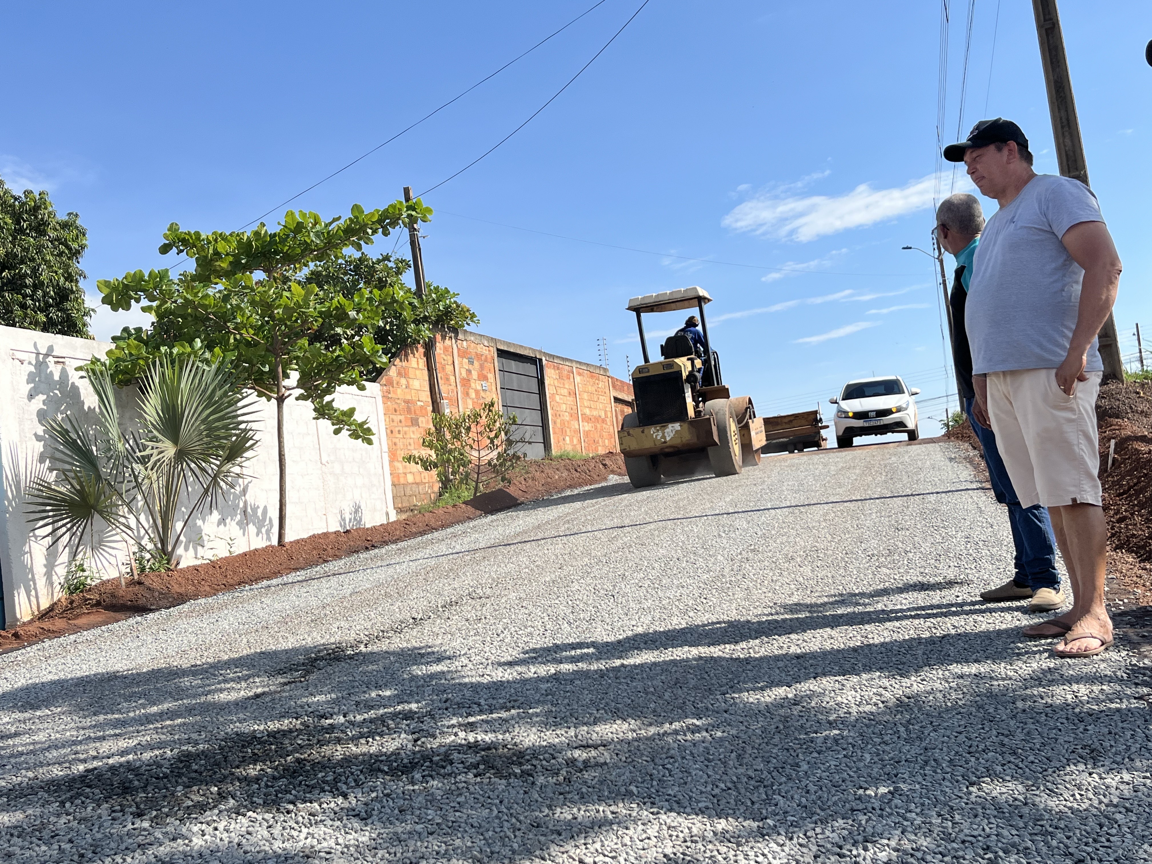 Moradores acompanham execução do asfalto em ruas do Jardim Aureny III