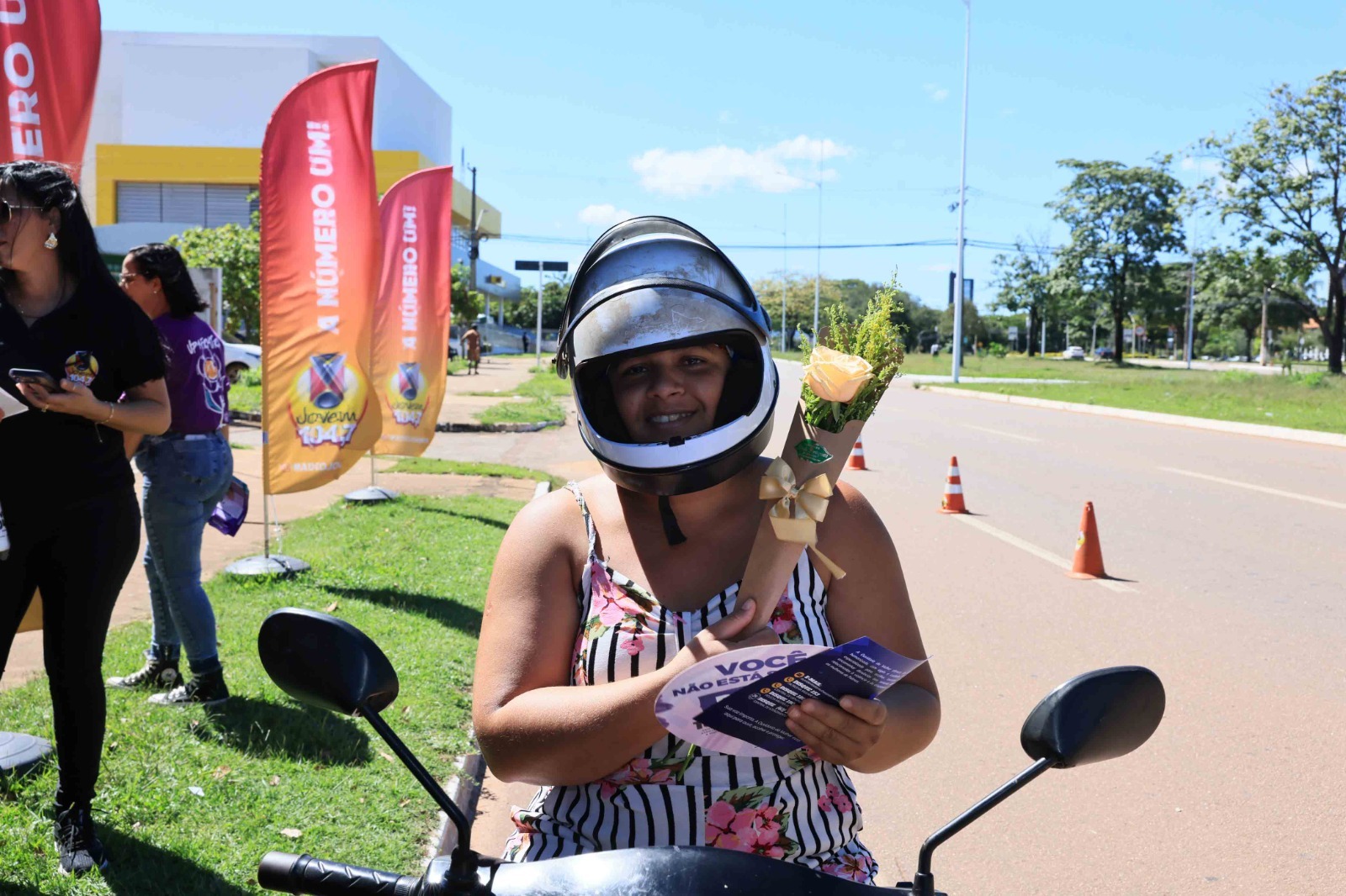 Foram distribuídos brindes e panfletos com informações do combate contra a violência contra às mulheres - Foto: Francisco Barros