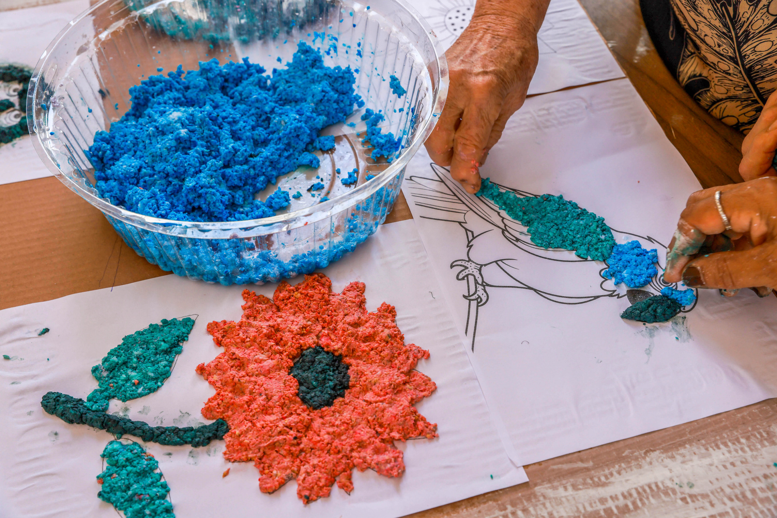 Idosos produziram painel utilizando papel machê durante oficina de reciclagem