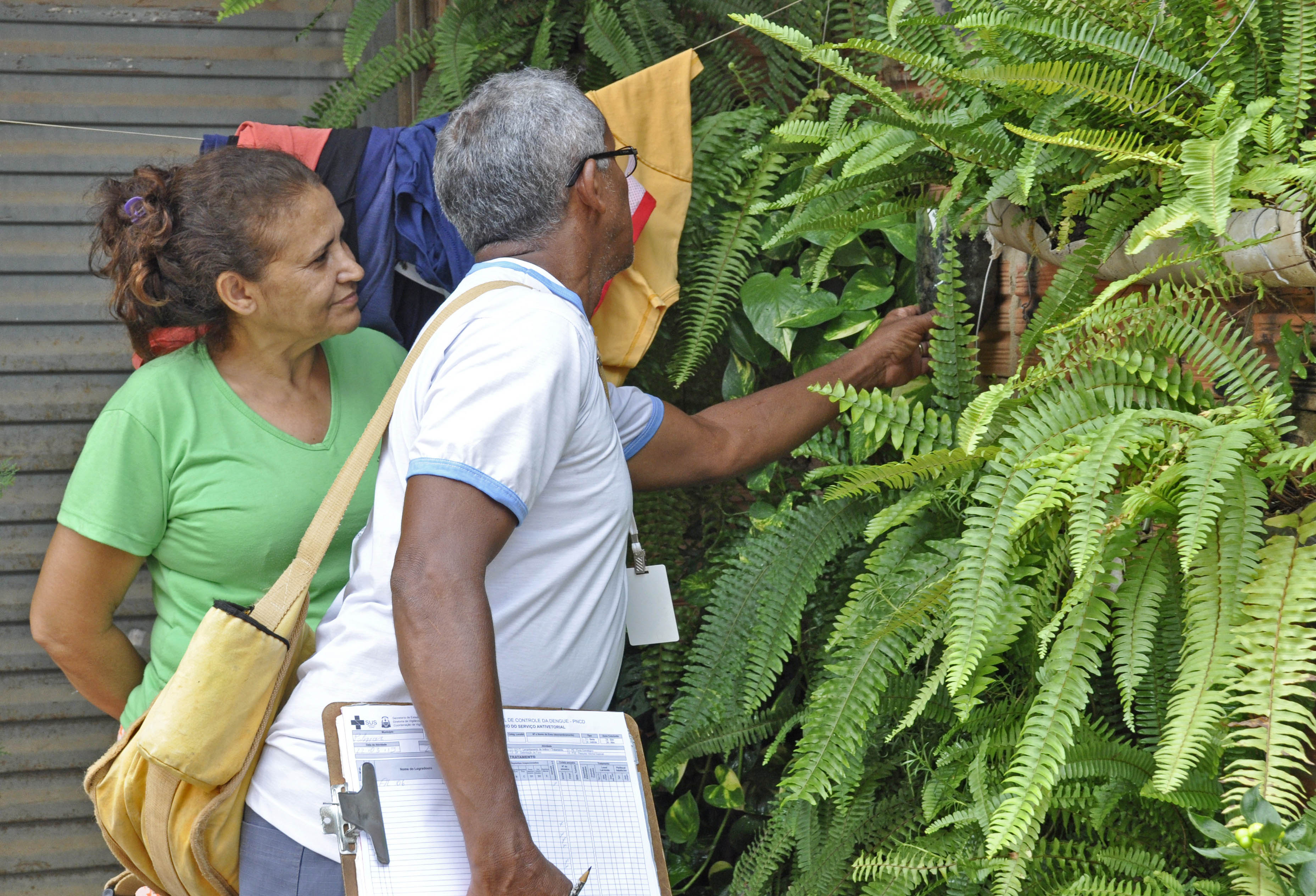 Moradores da Arno 43 recebem orientações durante mobilização social de combate ao Aedes aegypti