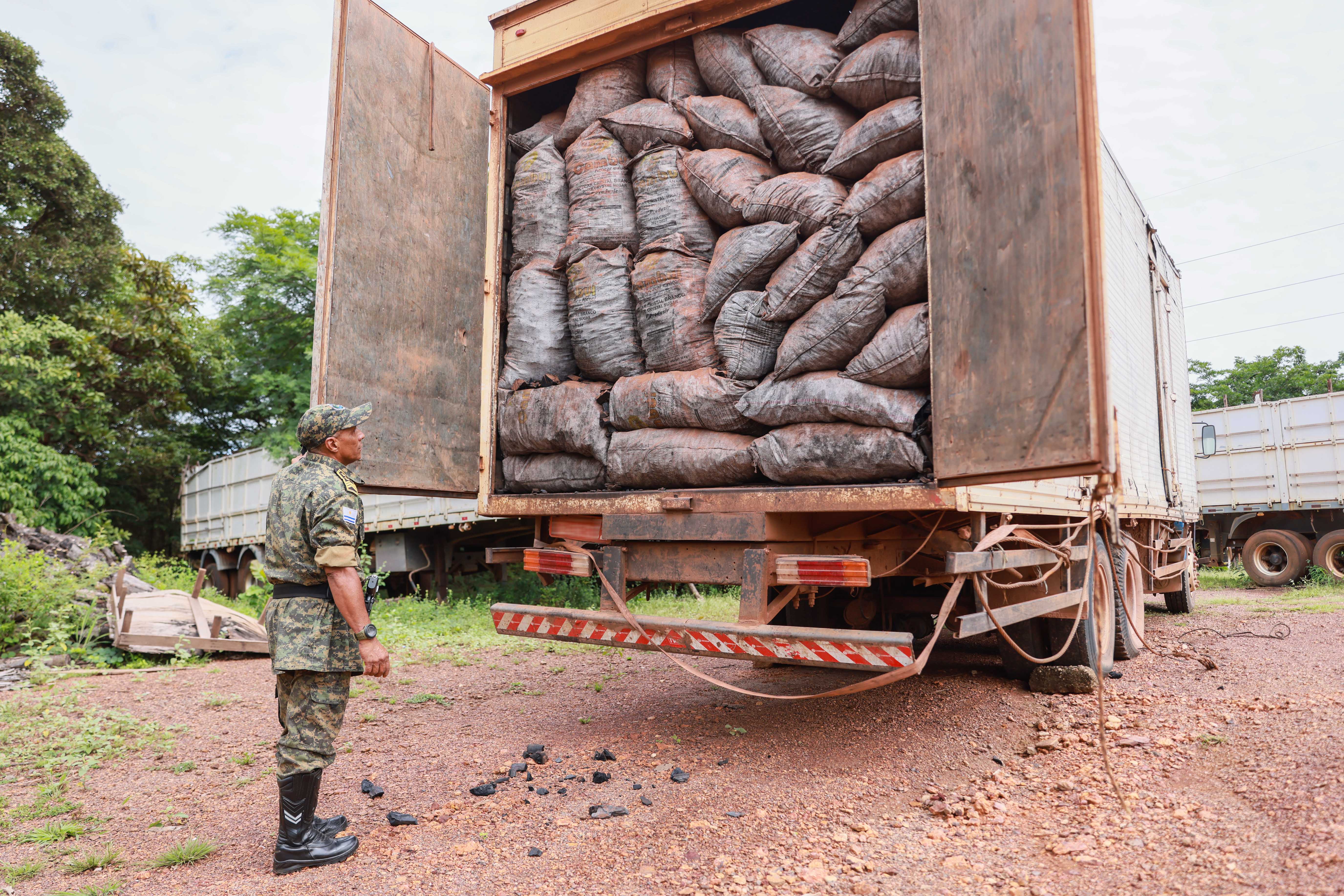 Caminhão com carga irregular de carvão é apreendido pela Guarda Metropolitana Ambiental