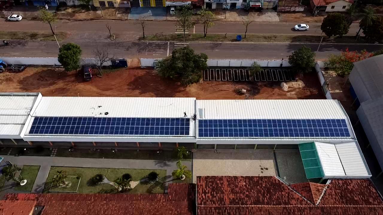 Escola Thiago Barbosa instala sistema fotovoltaico de geração de energia elétrica