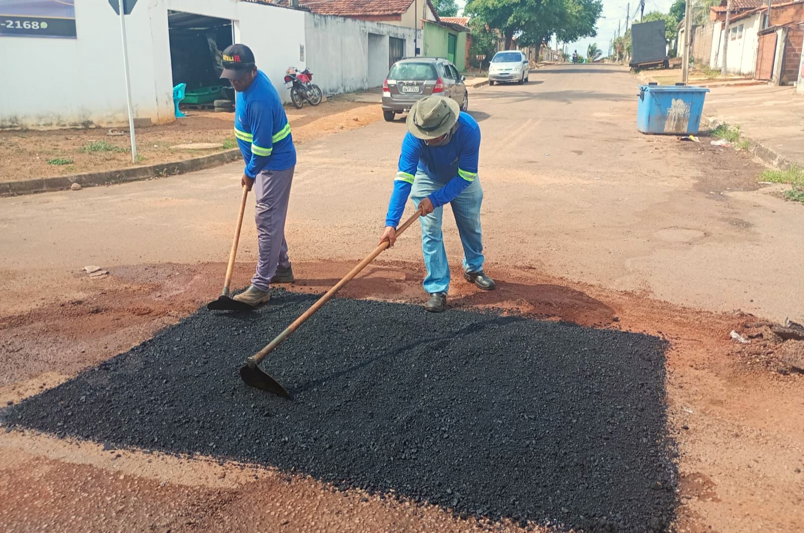 Trabalhadores estiveram no setor Bela Vista para o serviço de tapa-buracos