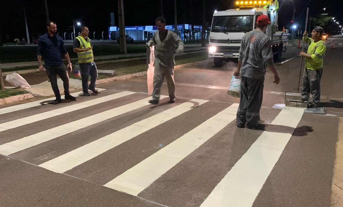 Equipes executam sinalização para travessia de pedestre