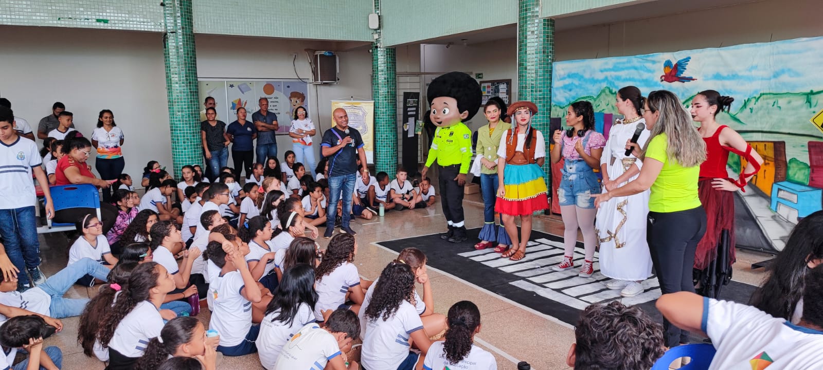 Peça O auto da Vida no Trânsito chega à escola Municipal Beatriz Rodrigues da Silva
