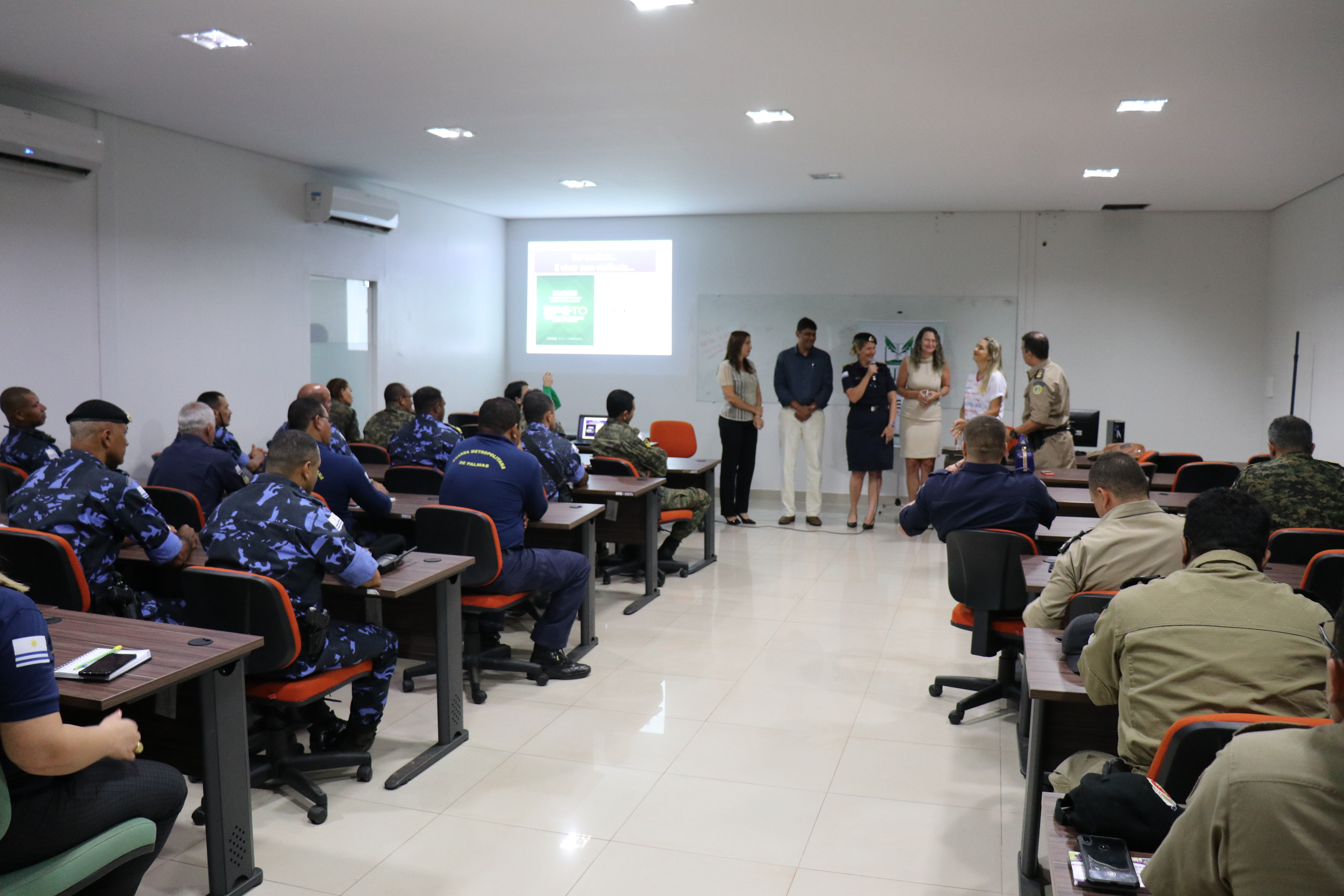 Palestra discute a construção da mulher na sociedade e a violência doméstica