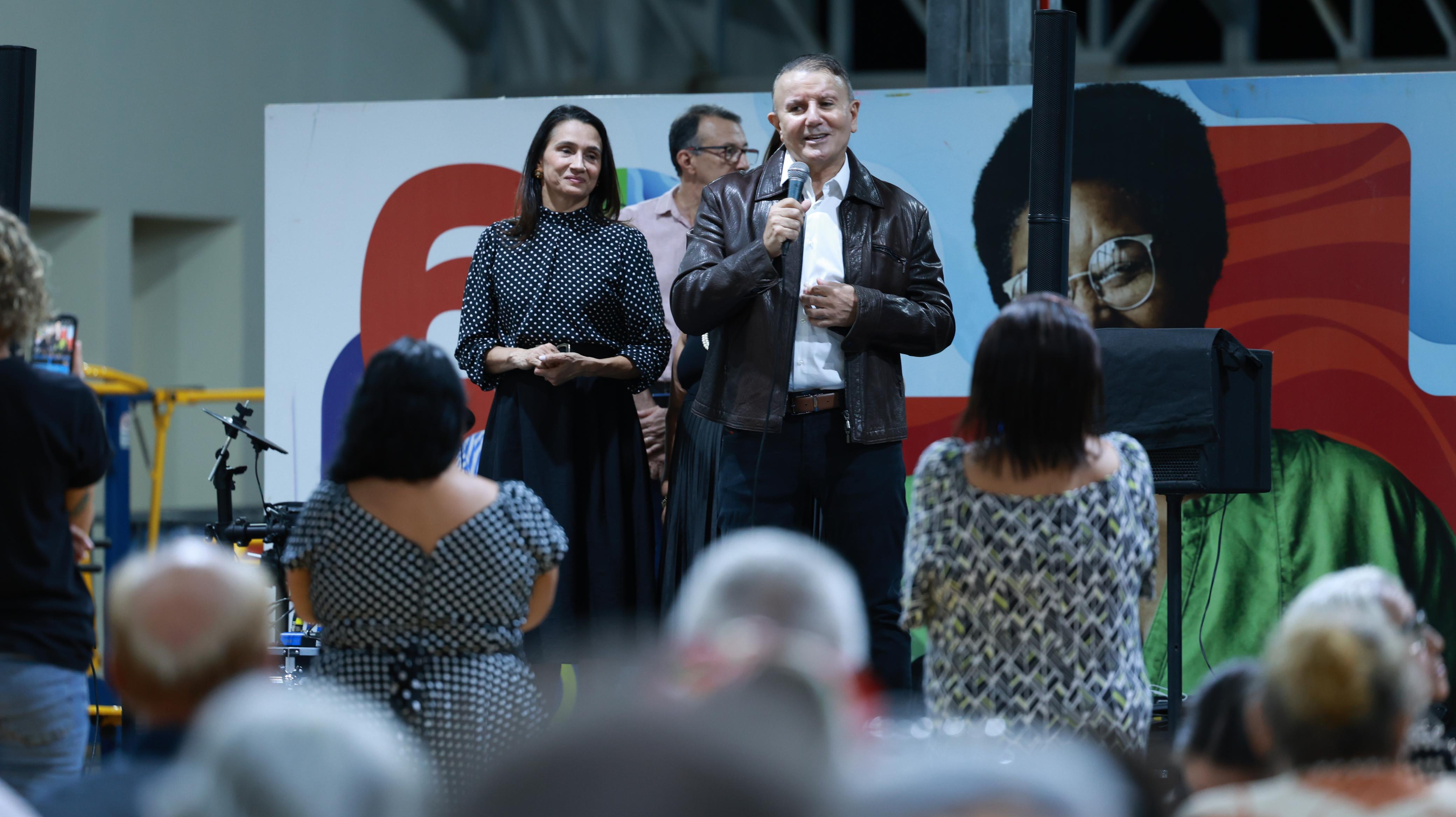 Prefeito e a secretária de Ação Social e da Mulher falaram com o grupo sobre as ações voltadas para a Pessoa Idosa em Palmas