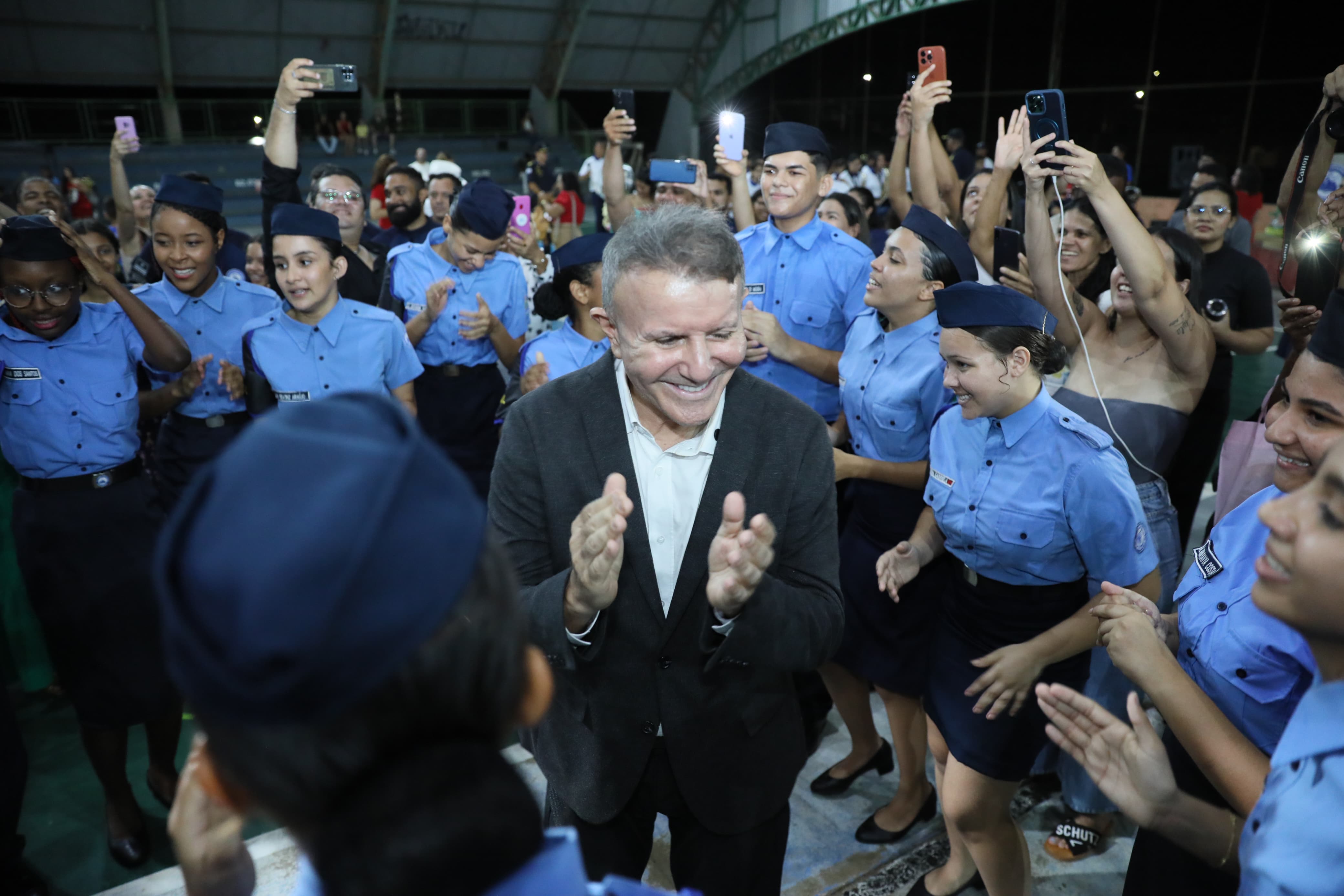 Ao final da cerimônia o prefeito entrou na comemoração com os alunos formandos