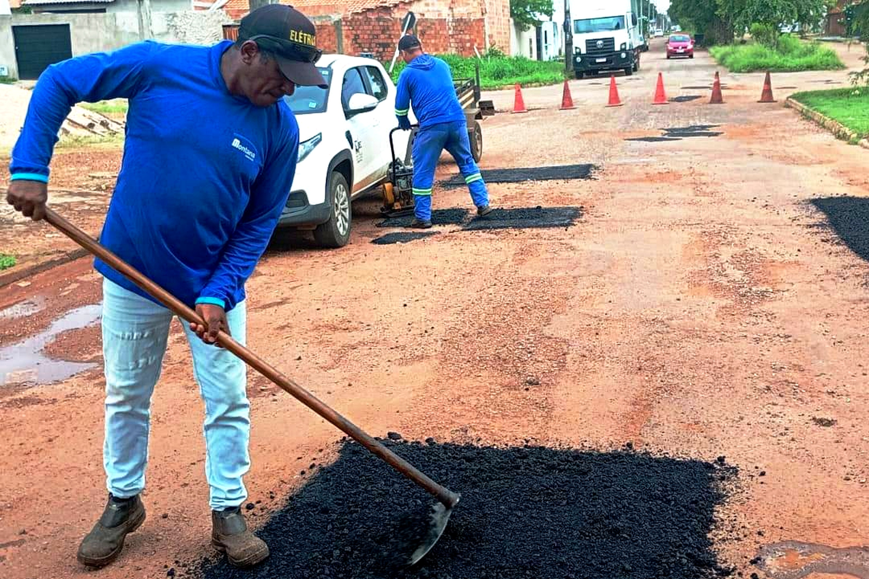 Equipe recupera asfalto danificado na Avenida Araguaia, no Jardim Aureny III