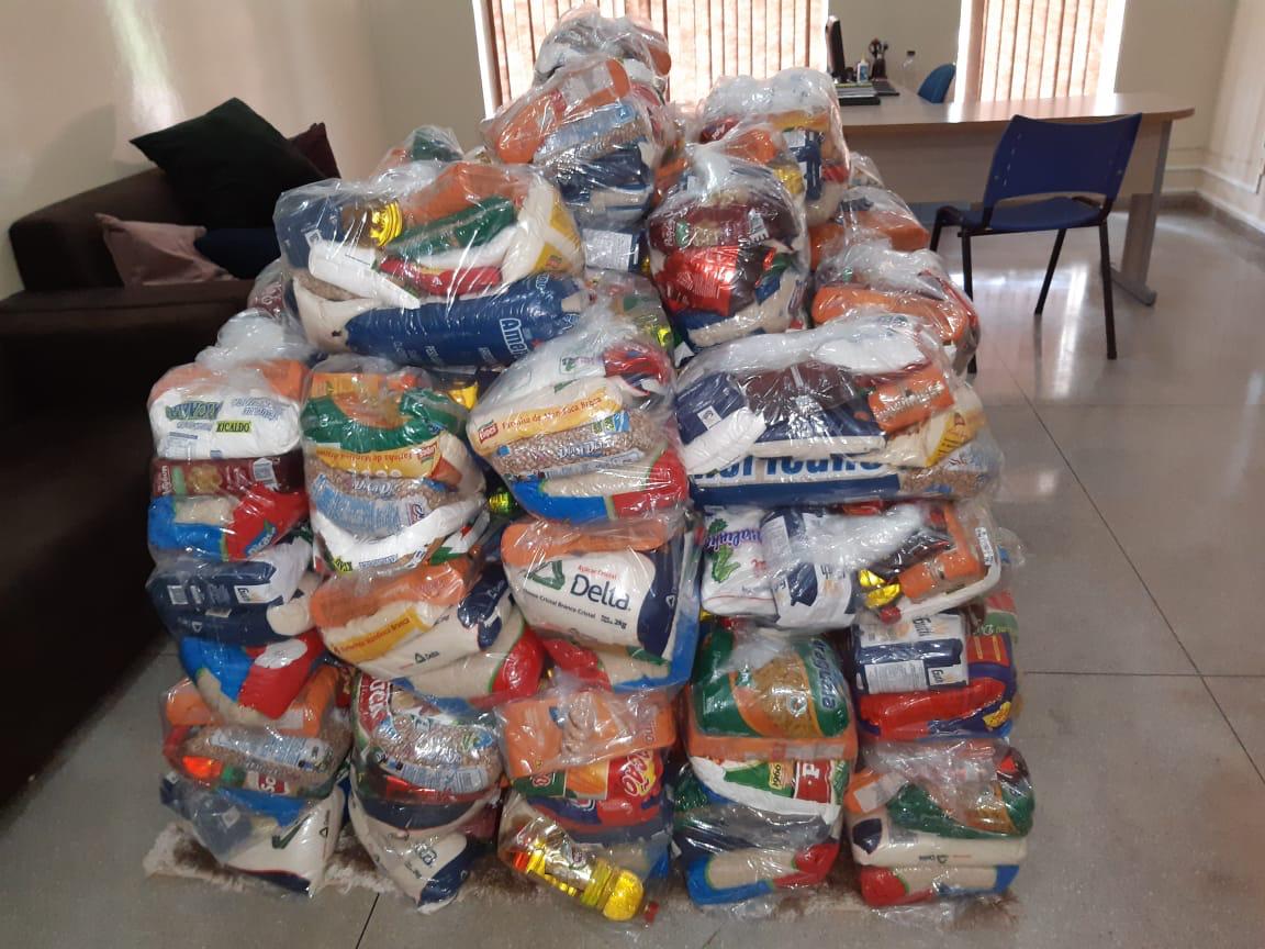 Alunos em situação de vulnerabilidade social começam a receber kits de alimentação nesta quarta, 25