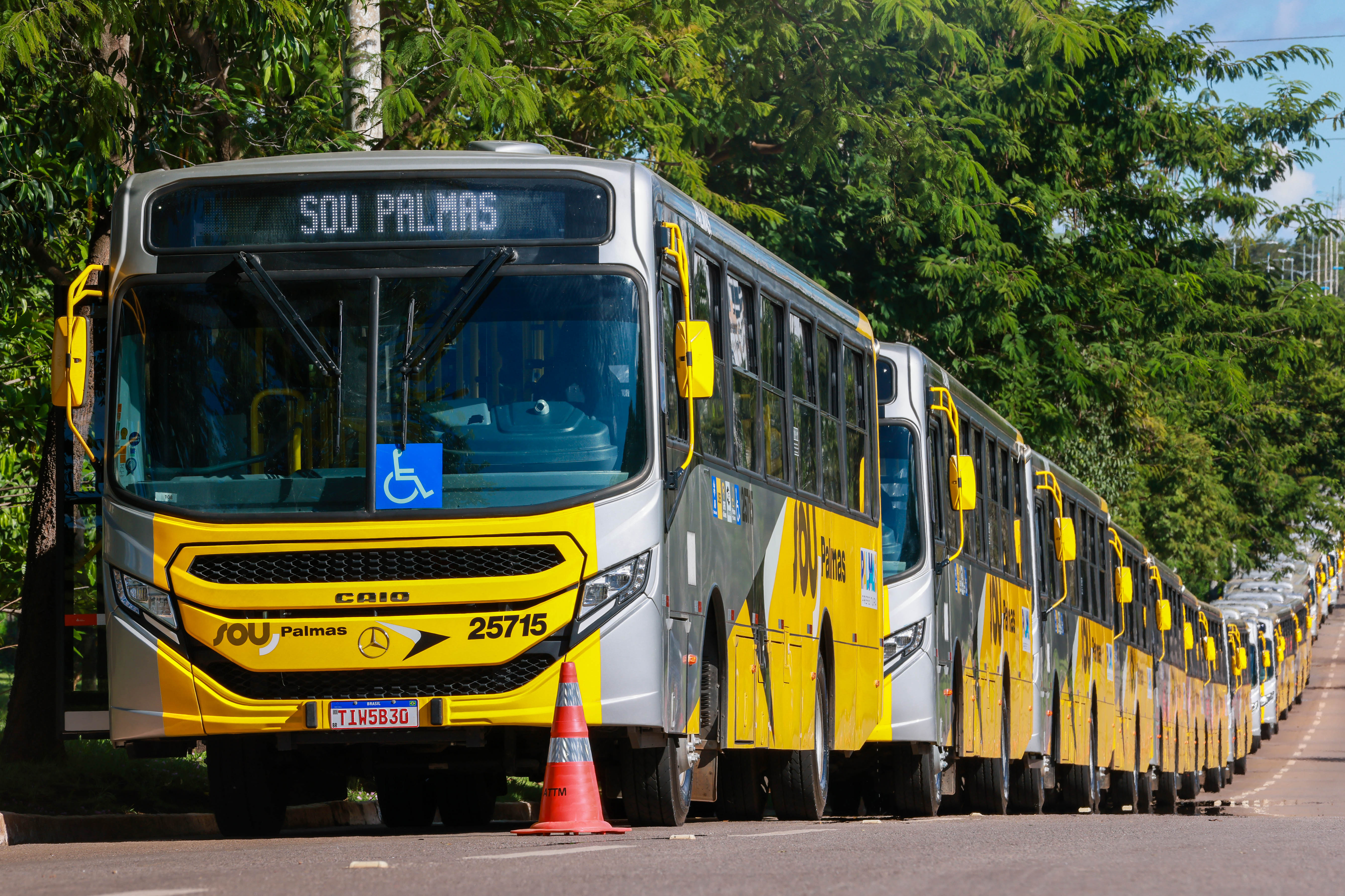 Prefeito Eduardo Siqueira Campos entregou novos ônibus nesta terça-feira, 6 - Foto Lia Mara 