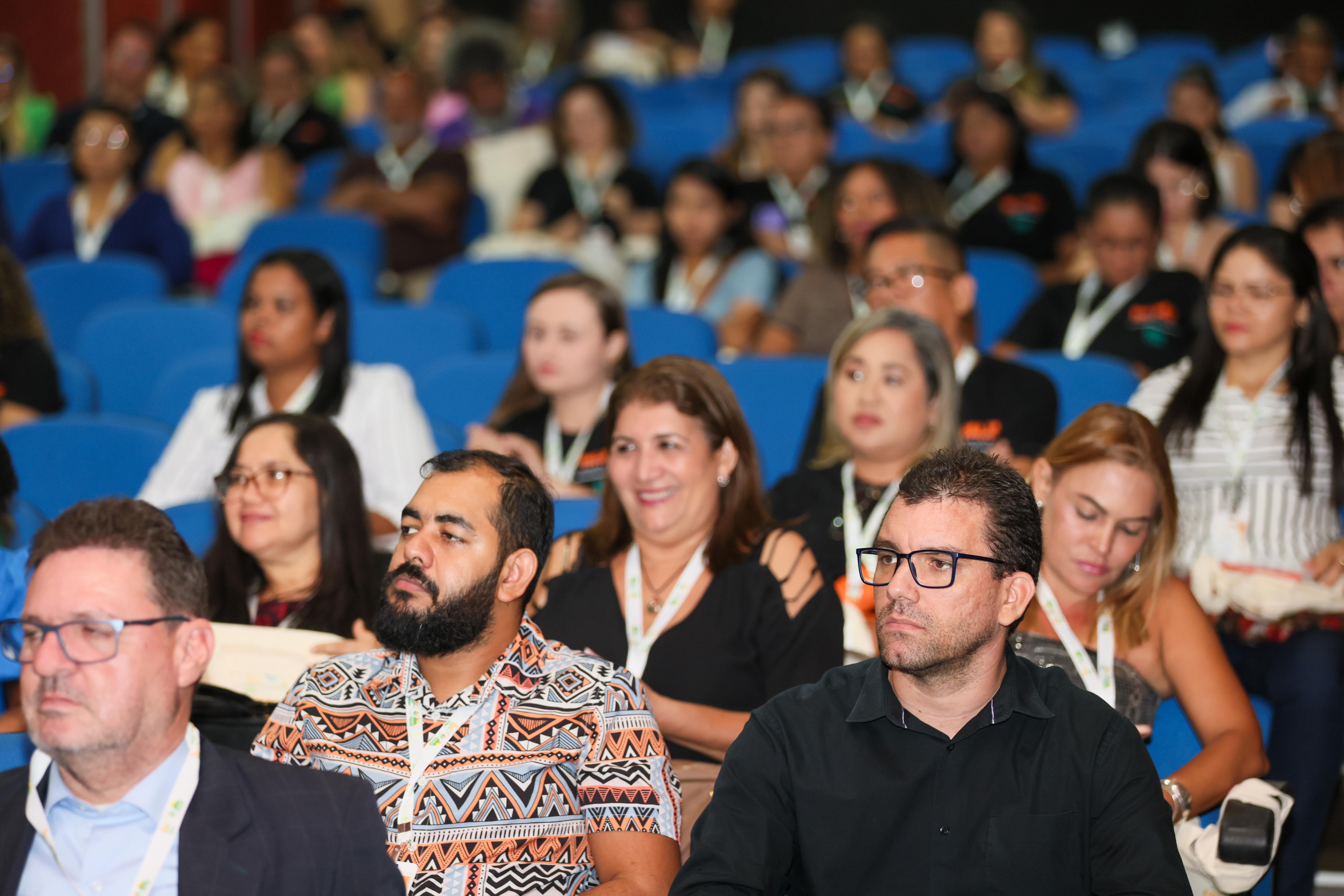 Usuários, trabalhadores, sociedade civil e gestores participam dos debates na conferência