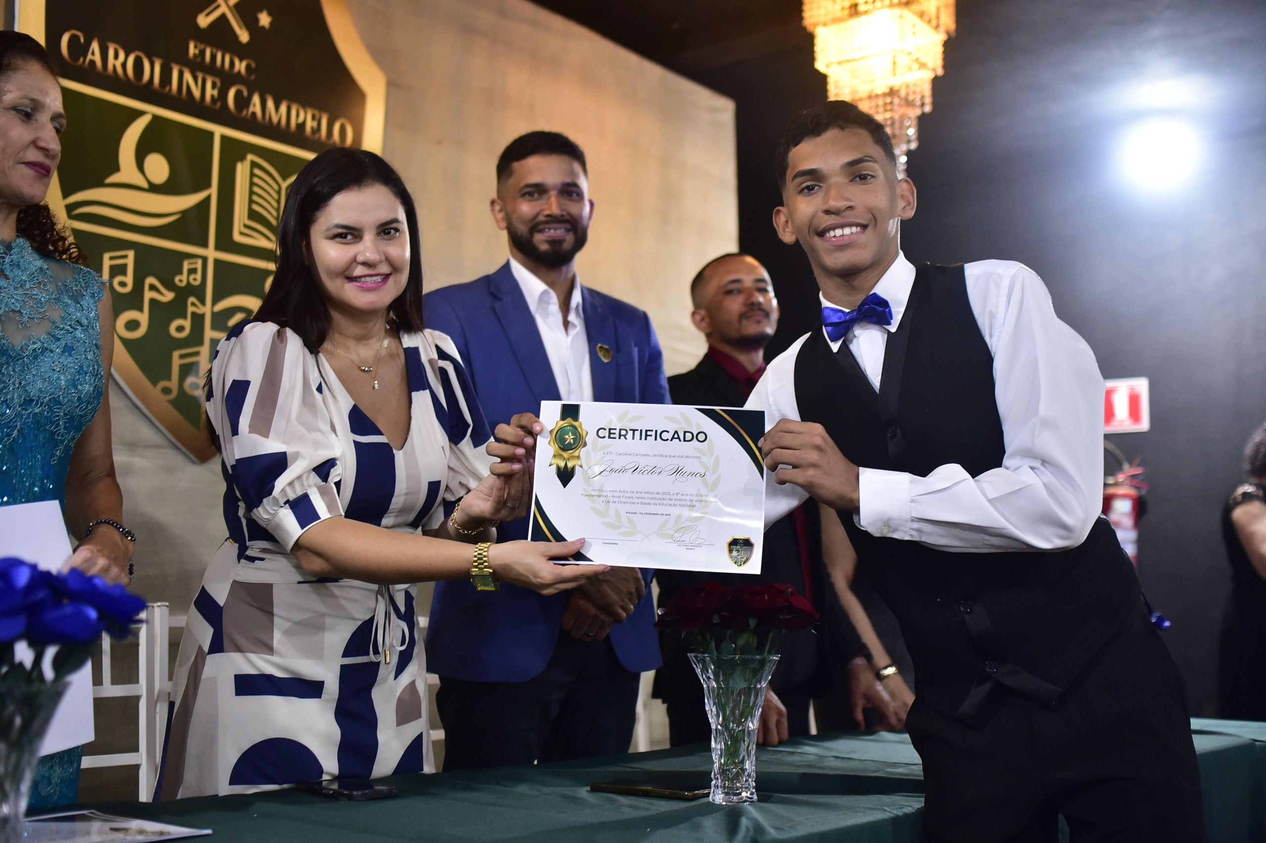 Secretária Anice Moura durante entrega de certificado de conclusão