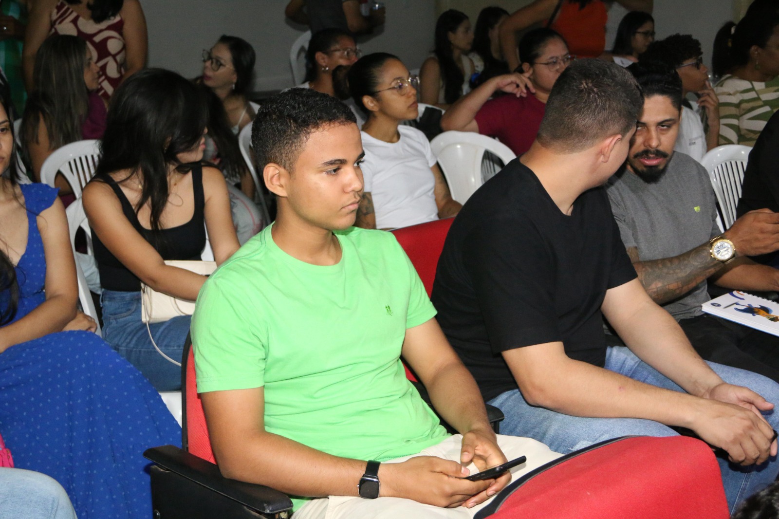 Aos 18 anos, Marcos Paulo Castro, ingressa no quadro de servidores efetivos da municipalidade, como Técnico Administrativo Educacional