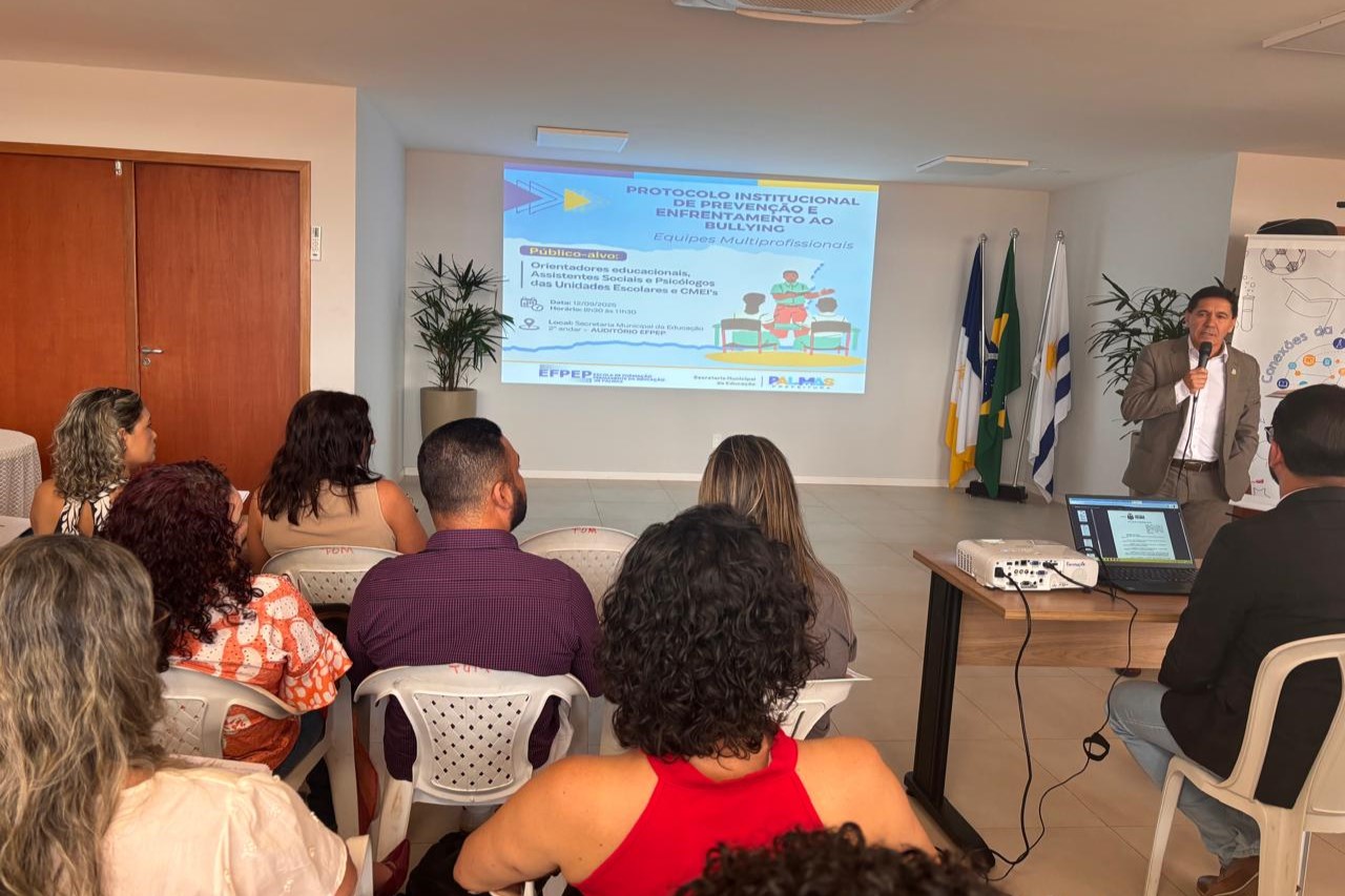 Foram apresentadas aos novos servidores efetivos da Educação as leis que tratam sobre os serviços de psicologia e serviço social na rede municipal - Iolete Marques