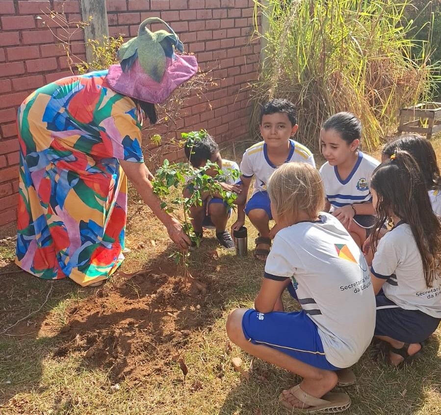 Para marcar o encerramento da ação, os alunos realizaram o plantio de uma muda de pitanga