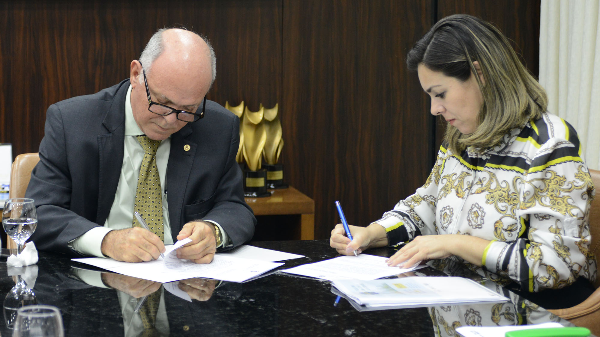 Prefeita Cinthia Ribeiro assina termo de cooperação com TJTO para regularização fundiária e apresenta Refis 2019