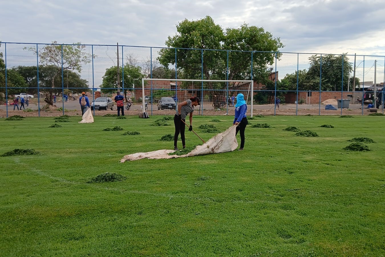 Equipes da Zeladoria Urbana trabalham na preparação para a inauguração do campo do Jardim Taquari