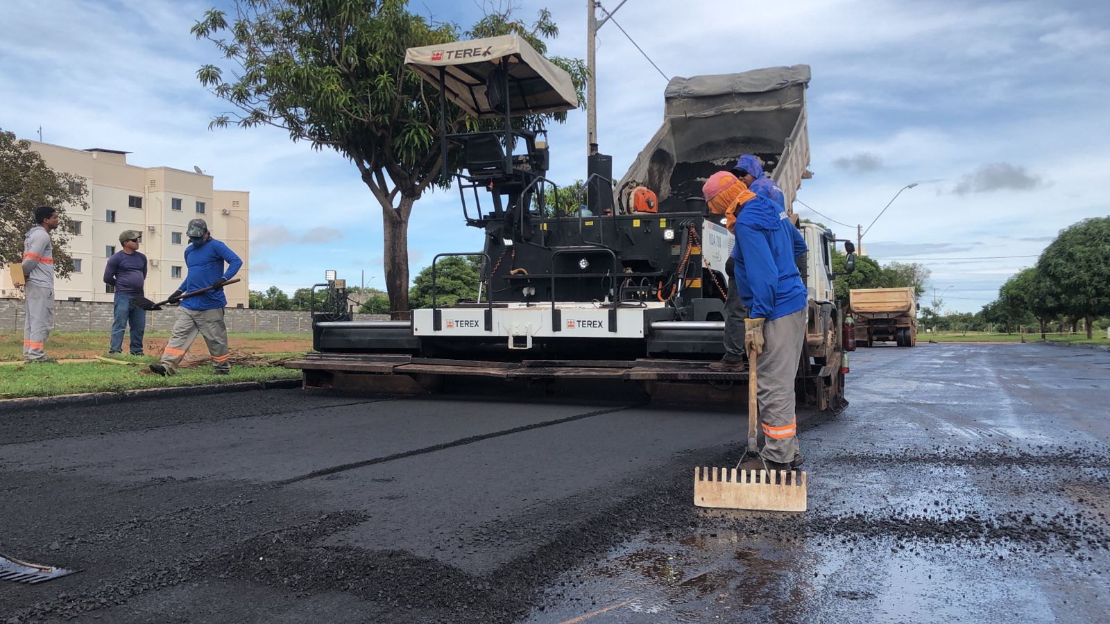 Avenida LO-13 passa por recapeamento e acessos recebem patrolamento