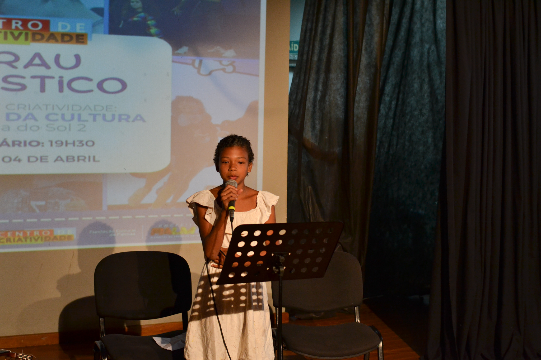 Alunos da Pracinha da Cultura mostram seus talentos durante sarau artístico