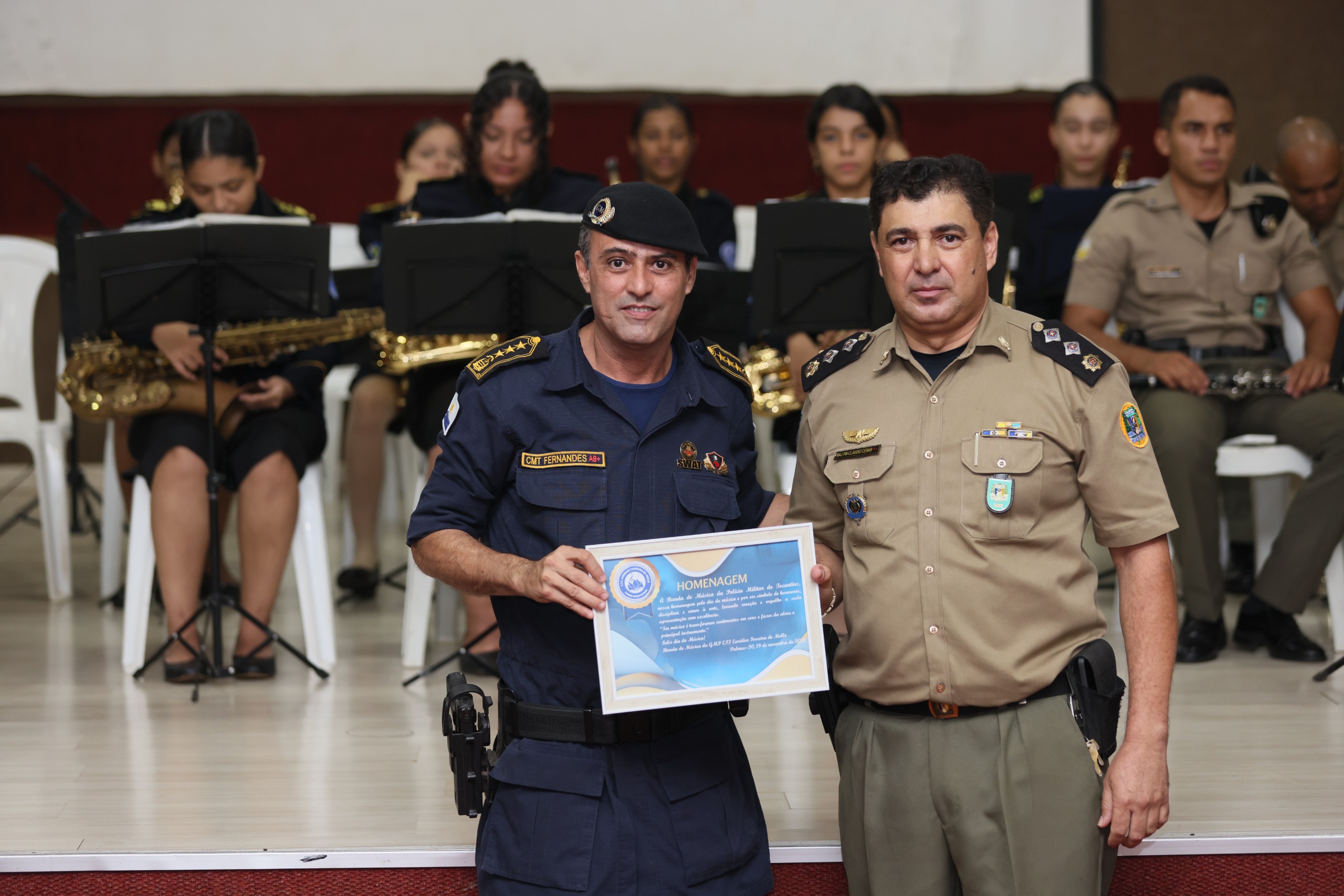 Comandante da GMP, Gilmar Fernandes entrega homenagem ao major regente, Claudio Cézar, em reconhecimento à valiosa contribuição à Banda de Música da PM-TO -  Foto: Francisco Barros