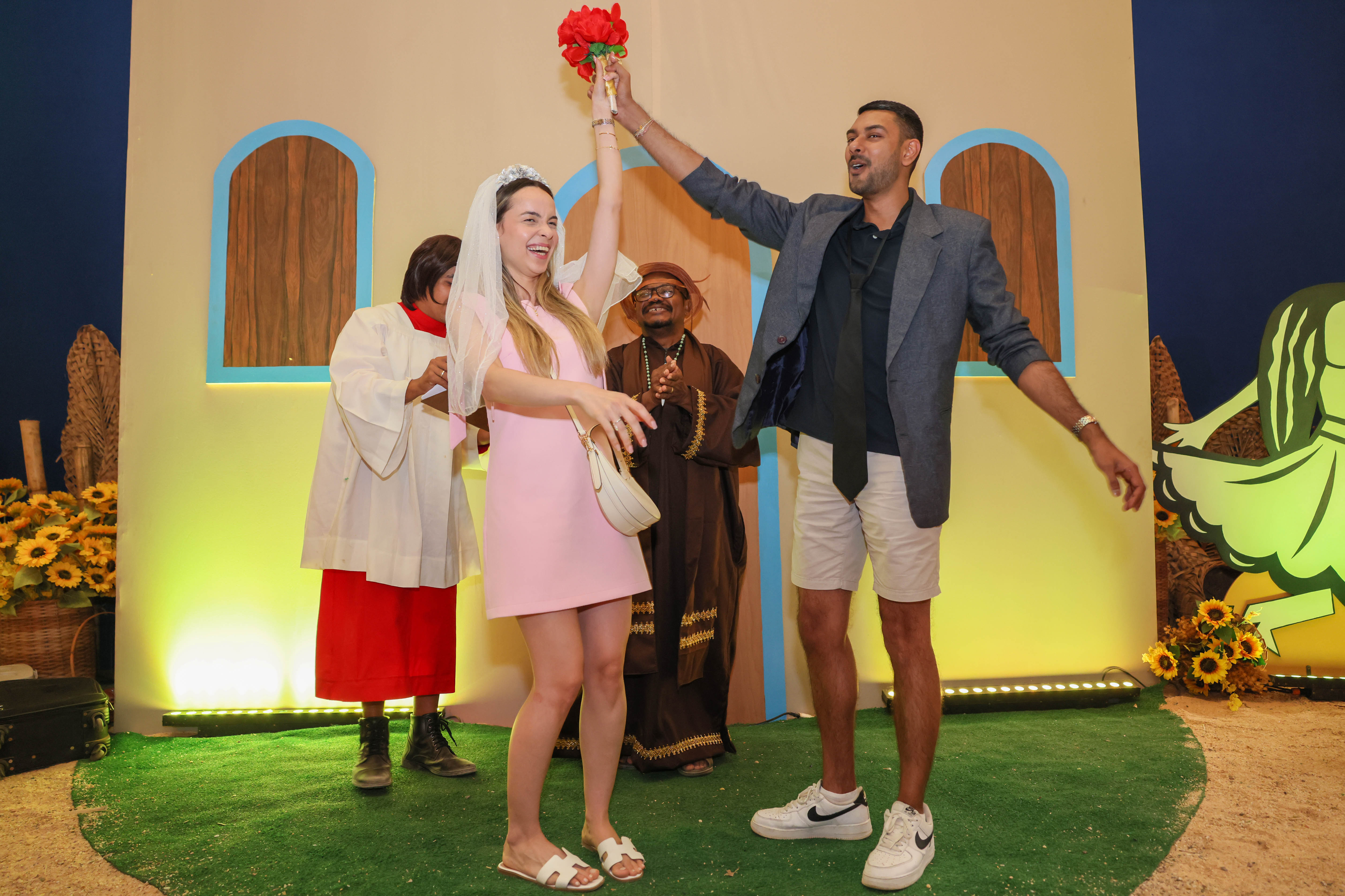 Tomados pelo encantamento do Arraiá da Capital, a palmense Isadora e o londrino Tarun decidiram antecipar o próprio casamento