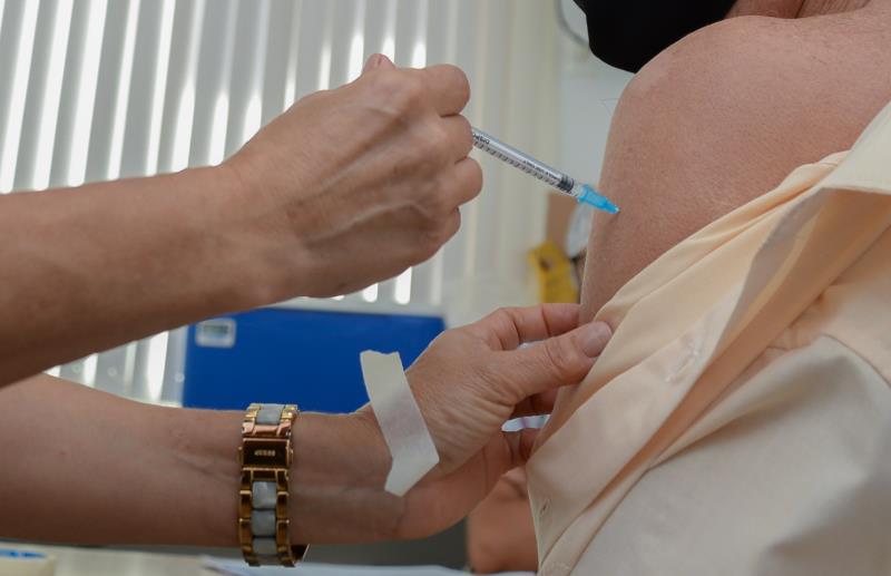 Mais de 1.400 doses da Pfizer Bivalente foram aplicadas em quatro dias na Capital