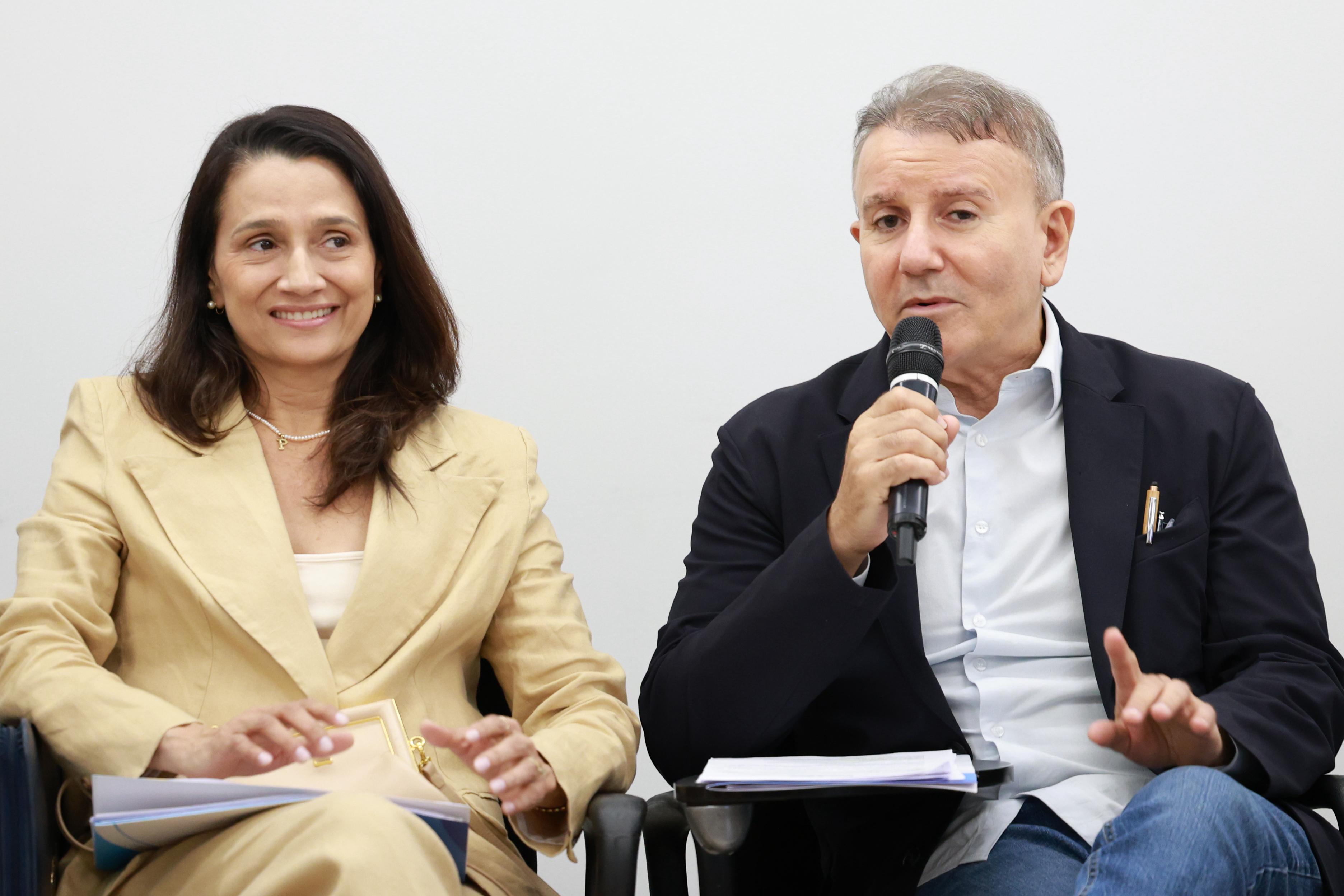 Primeira-dama e secretária Municipal de Ação Social, Polyanna Siqueira Campos com o prefeito Eduardo Siqueira Campos durante encontro sobre Serviços de Escuta Especializada