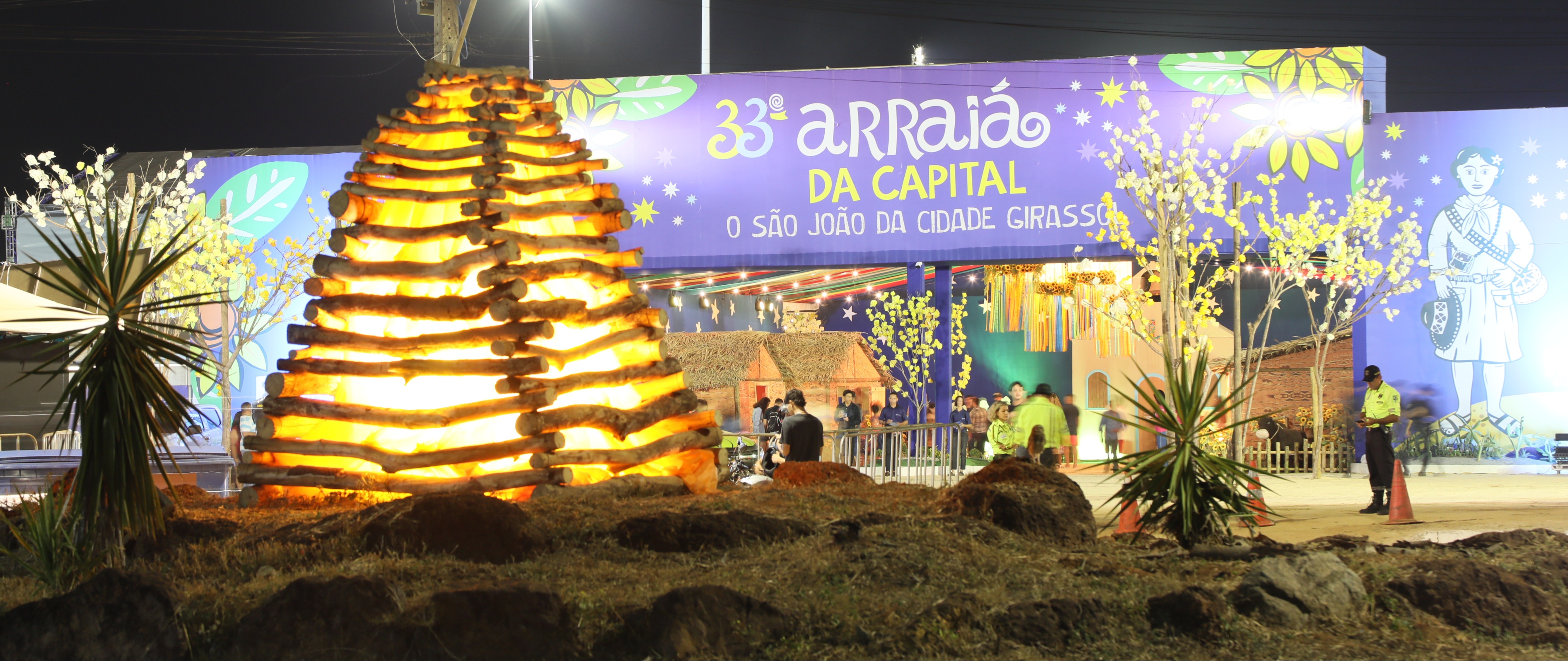 Logo na entrada, visitantes são recebidos com cenário de vilarejo