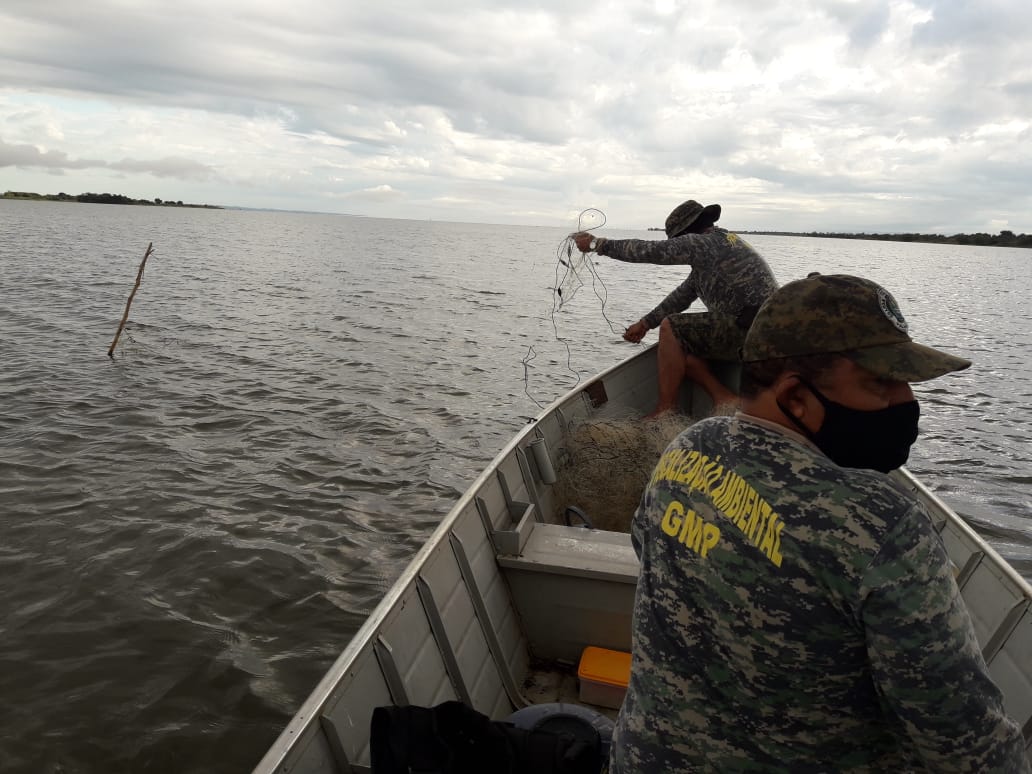 Equipe da Divisão de Fiscalização  Ambiental recolhe mais de quatro mil metros de rede de pesca no lago de Palmas no fim de semana