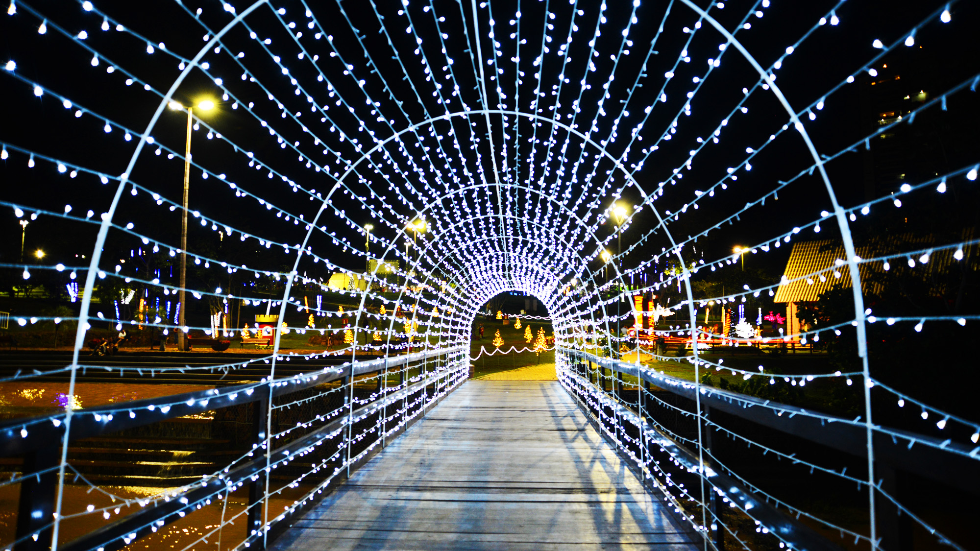 Iluminação do Natal dos Sonhos é prorrogada e segue até dia 14 de janeiro