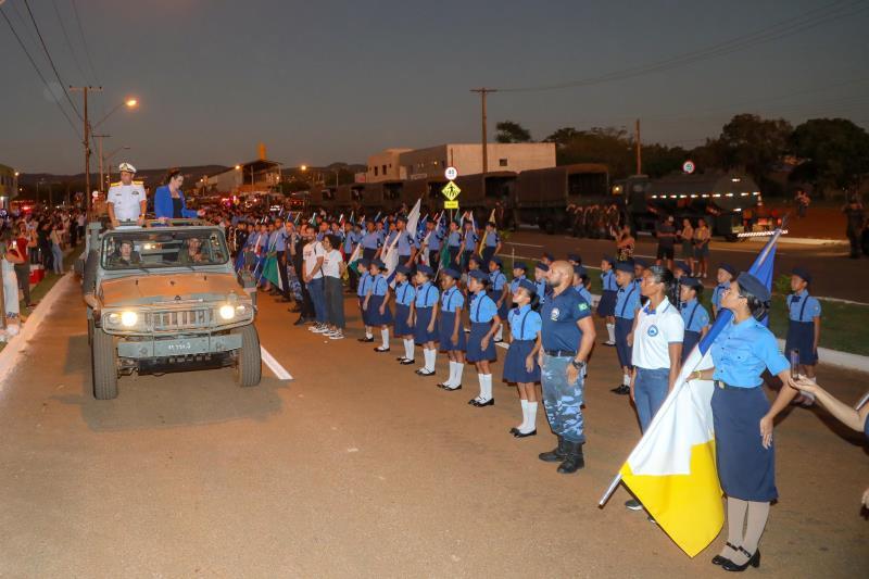 Rede municipal de ensino celebra data com desfile cívico-militar
