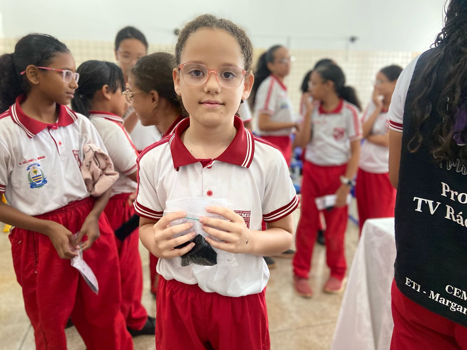 Marilia Cecília também vai usar óculos pela primeira vez