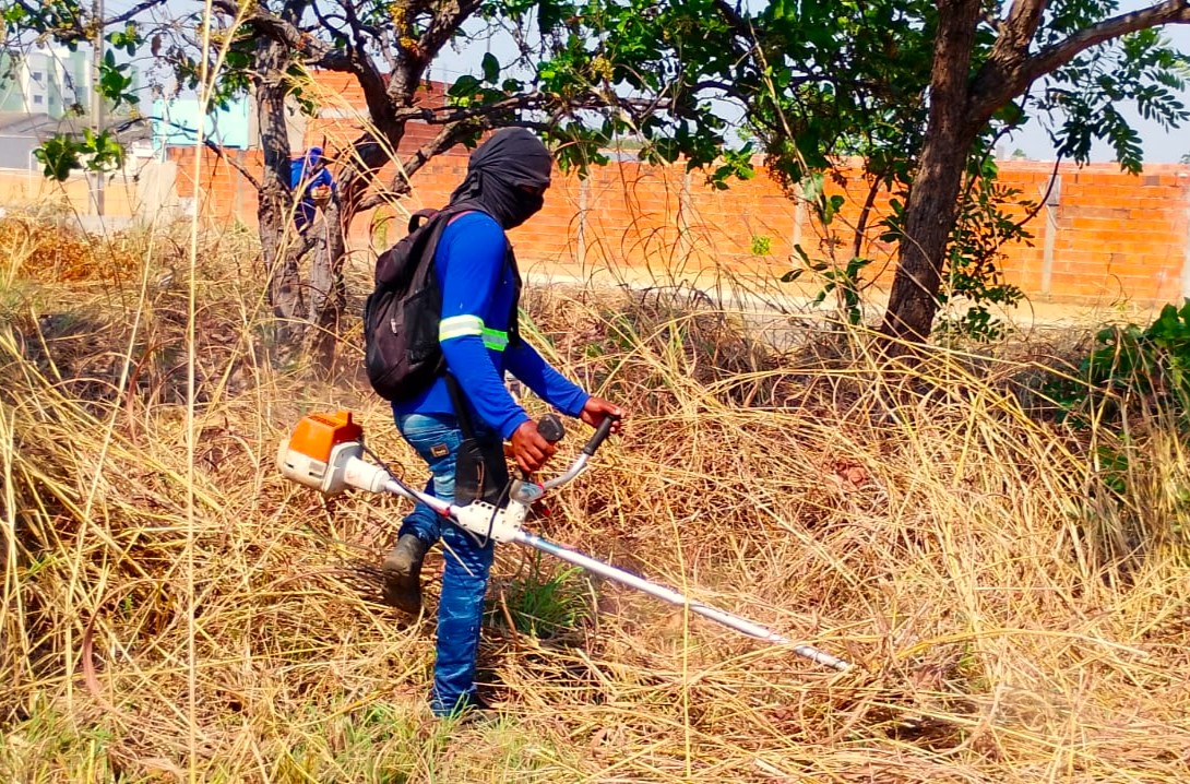 Equipe realiza roçagem em terreno no Setor Santa Fé 2, em Taquaralto